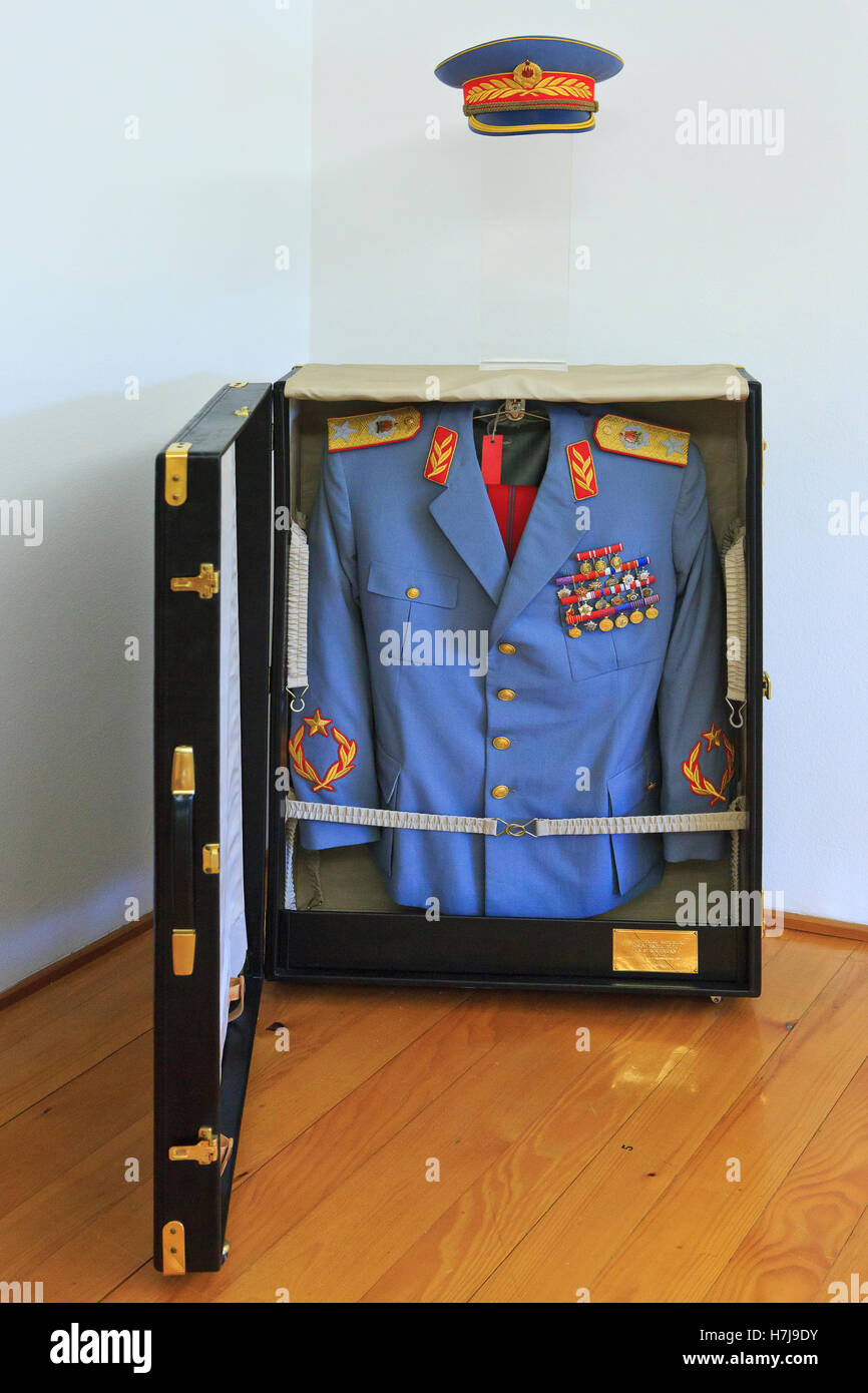 L'uniforme del maresciallo Josip Broz Tito (1892-1980) t la casa dei fiori a Belgrado in Serbia Foto Stock