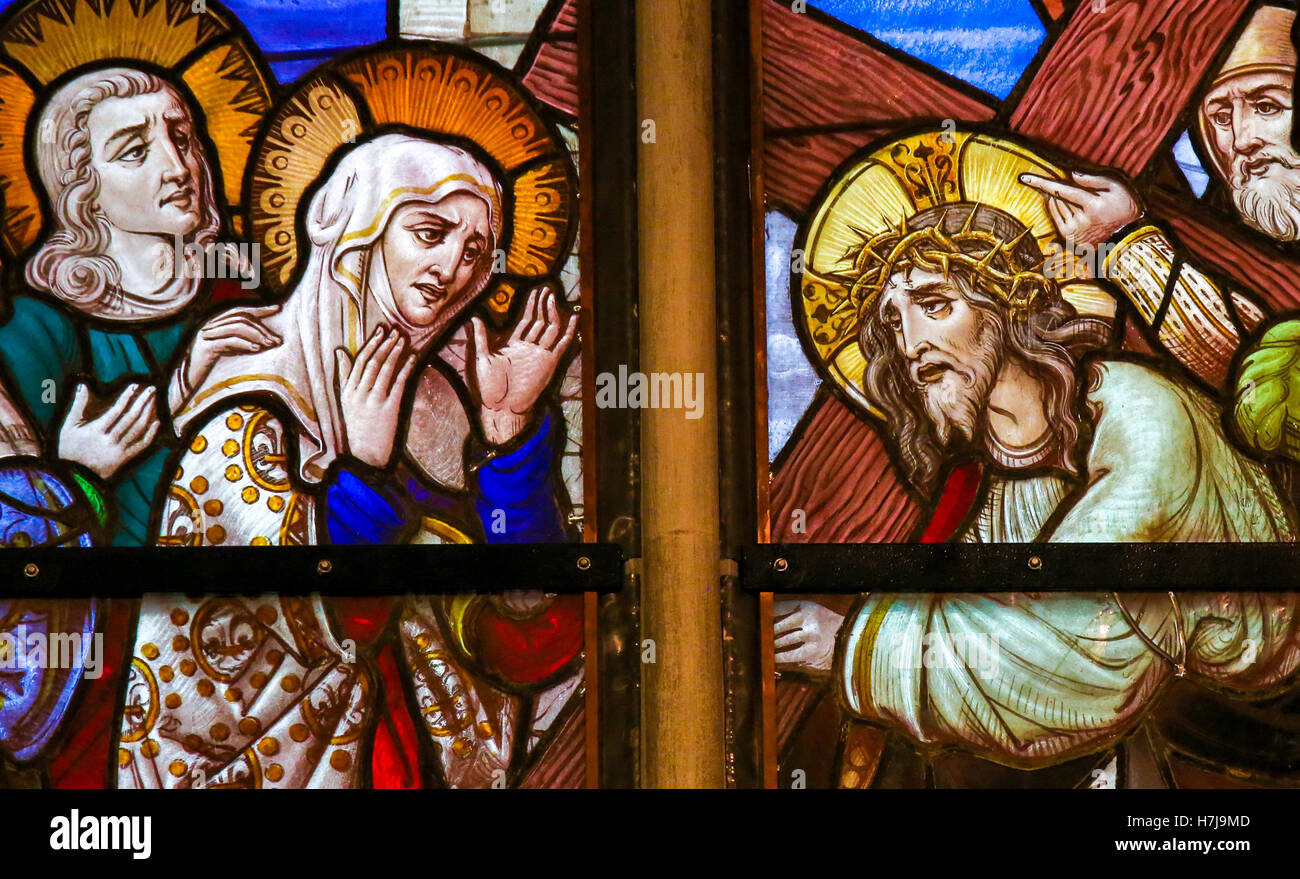 Vetrata raffigurante Gesù e Maria sulla Via Dolorosa, nella Cattedrale di Saint Rumboldt in Mechelen, Belgio. Foto Stock