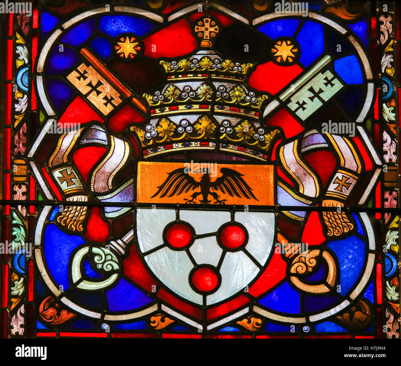 Vetrata raffigurante uno stemma, nella Cattedrale di San Rumbold a Mechelen in Belgio. Foto Stock