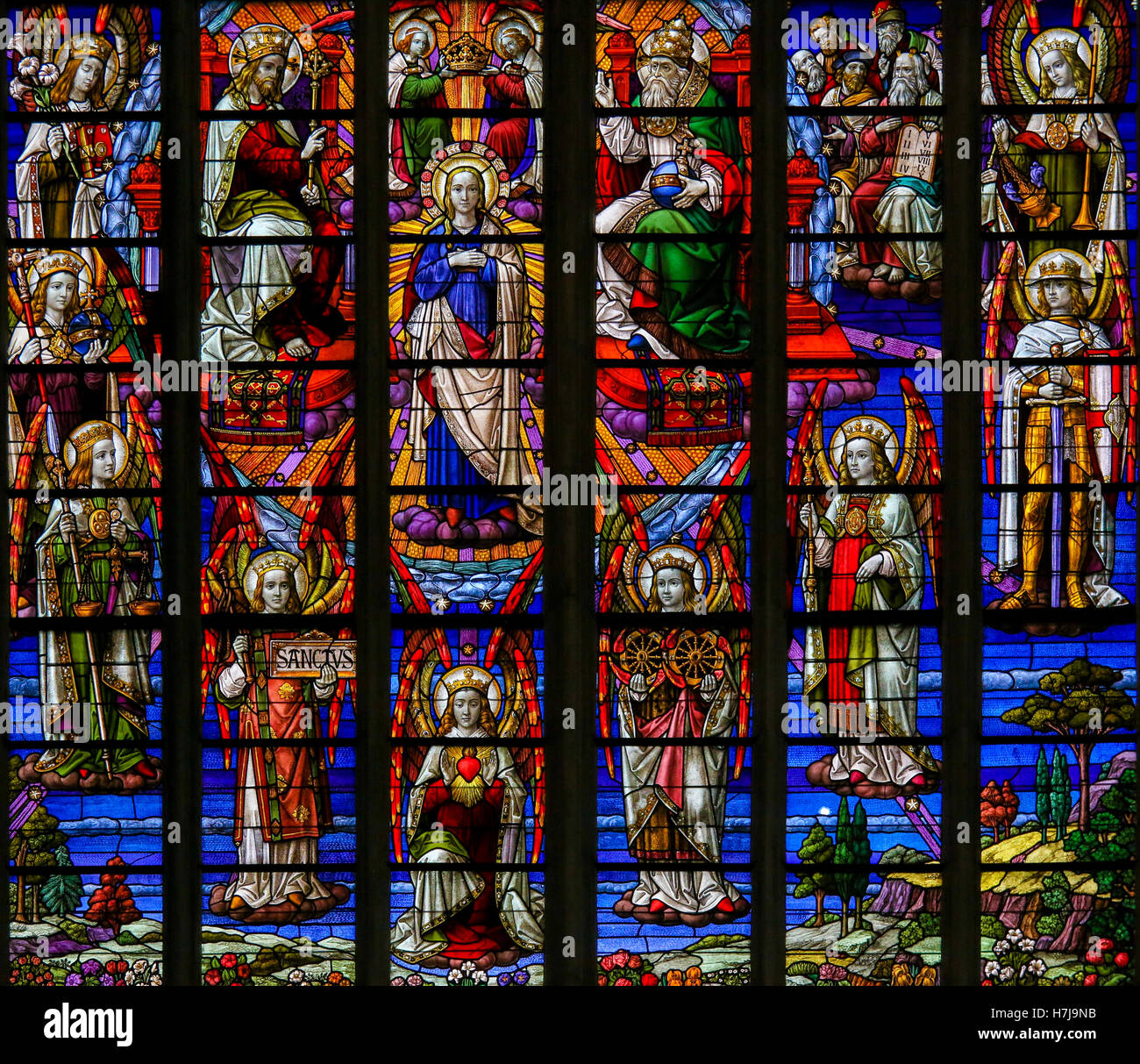 Vetrata raffigurante l' Incoronazione di Maria Madre della Santa Trinità, nella Cattedrale di San Rumbold in Mechelen, Foto Stock