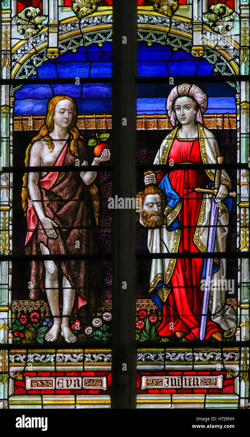 Vetrata raffigurante la vigilia e Judith, nella Cattedrale di San Rumbold a Mechelen in Belgio. Foto Stock