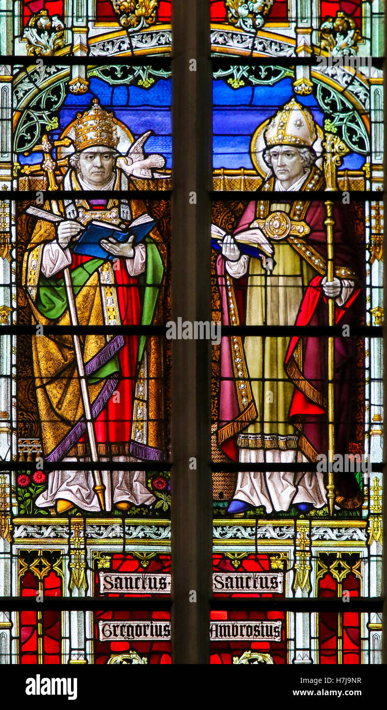 Vetrata raffigurante i santi Gregorio e di Ambrogio, nella Cattedrale di Mechelen, Belgio. Foto Stock