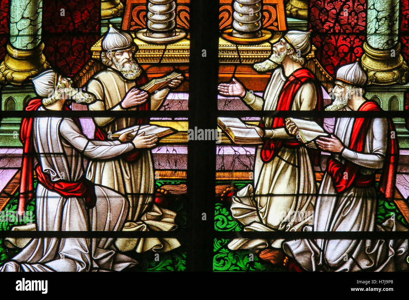 Le vetrate colorate raffiguranti quattro rabbini la lettura della Torah scrolls, nella Cattedrale di San Rumbold a Mechelen in Belgio. Foto Stock