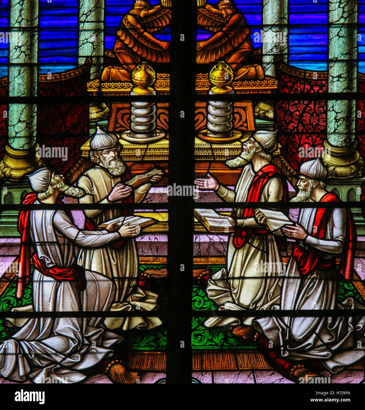 Le vetrate colorate raffiguranti quattro rabbini la lettura della Torah scrolls, nella Cattedrale di San Rumbold a Mechelen in Belgio. Foto Stock