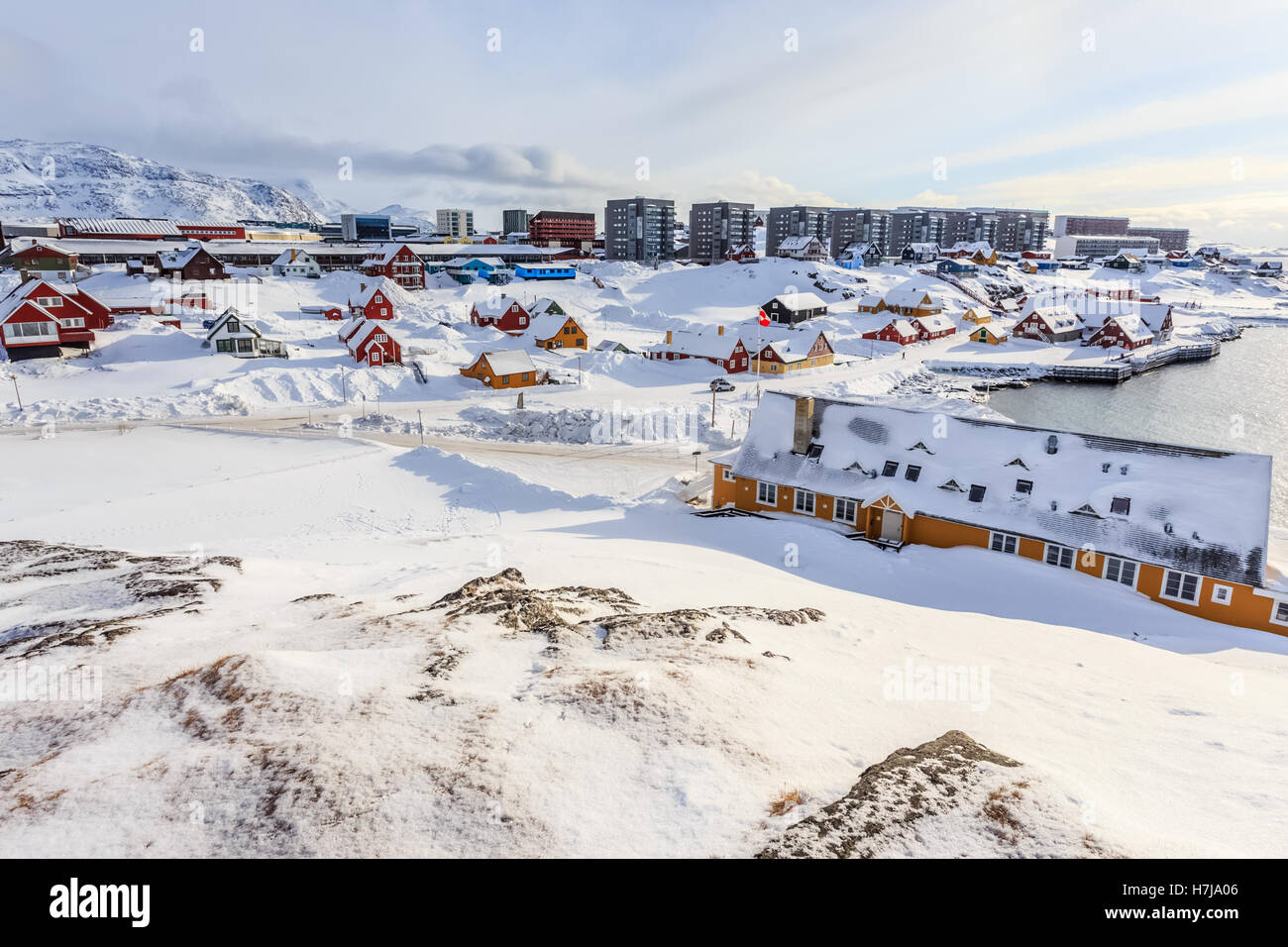 Il vecchio porto e Nuuk centro città ricoperta di neve, Groenlandia Foto Stock