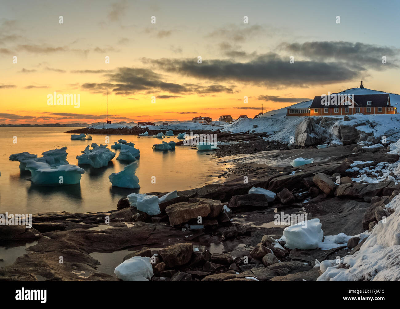 Nuuk città porto vecchio vista al tramonto con gli iceberg, Groenlandia Foto Stock