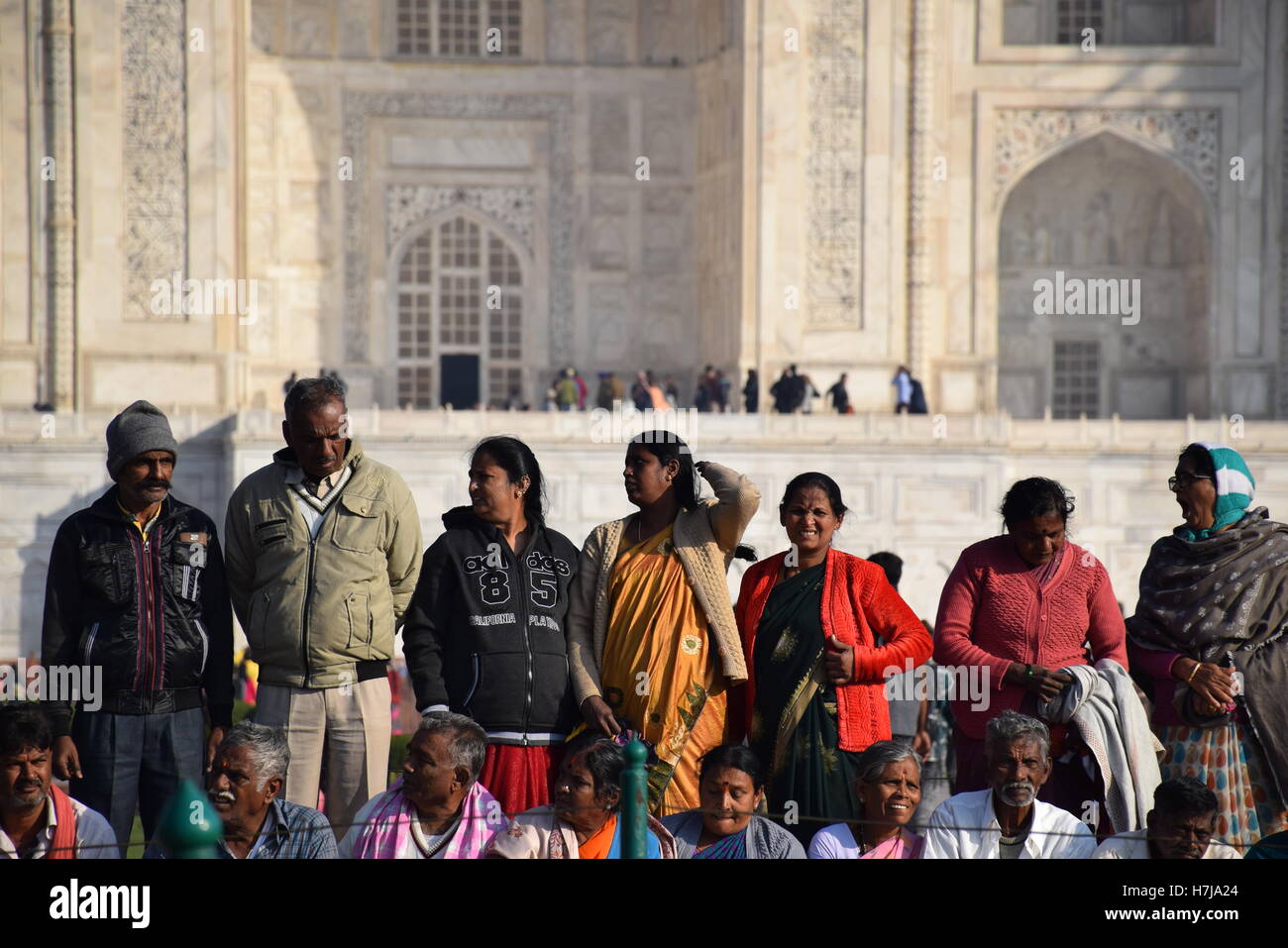 Un gruppo di indiani che posano per una foto all'interno del Taj Mahal di Agra, Uttar Pradesh, India Foto Stock