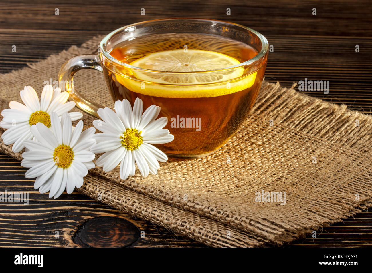 Il tè alle erbe con la camomilla e limone Foto Stock