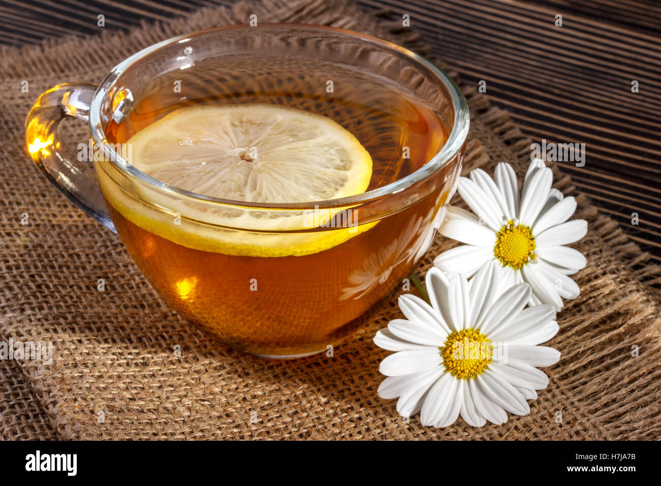 Il tè alle erbe con la camomilla e limone Foto Stock