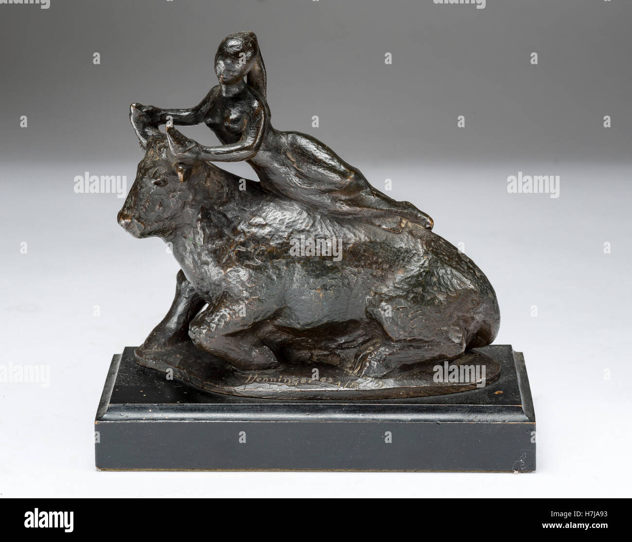 Donna con bull, fusione in bronzo scultura 1963 da scultore francese Jean Henninger Foto Stock