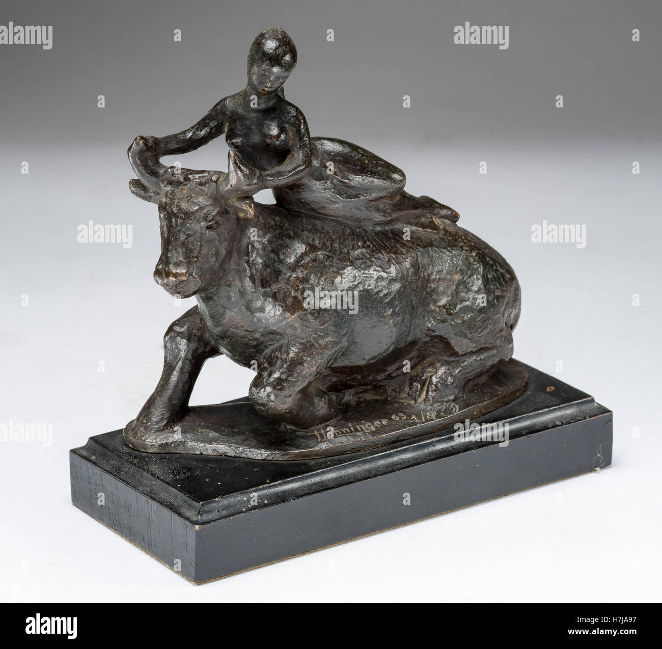 Donna con bull, fusione in bronzo scultura 1963 da scultore francese Jean Henninger Foto Stock