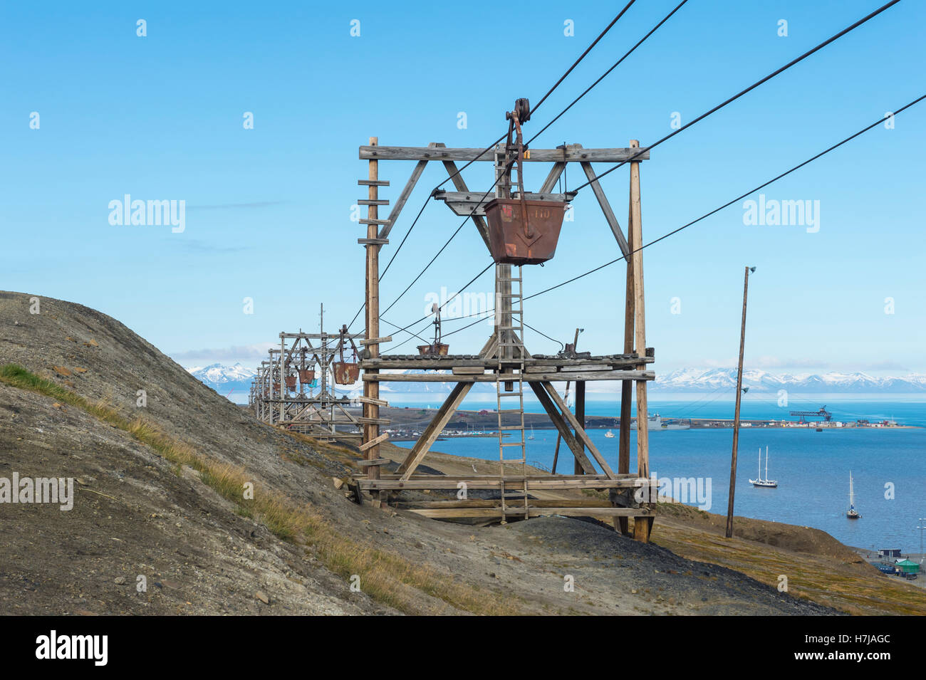 Vecchia miniera di carbone di fabbrica, arrugginiti carrelli di carbone a Longyearbyen, isola Spitsbergen, arcipelago delle Svalbard, Norvegia Foto Stock