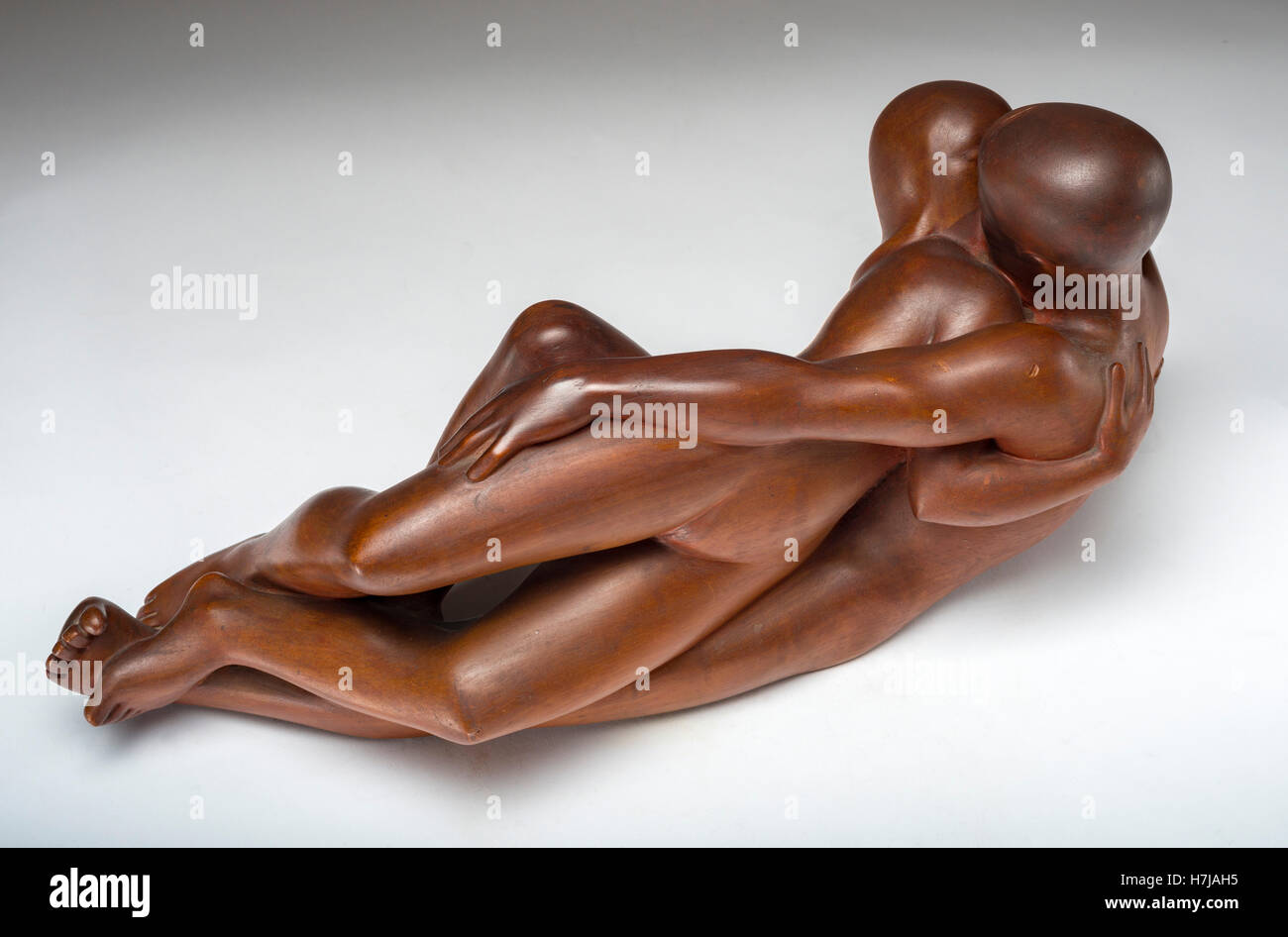 Abbracciando giovane, la scultura in legno del 1966 da scultore francese Jean Henninger Foto Stock