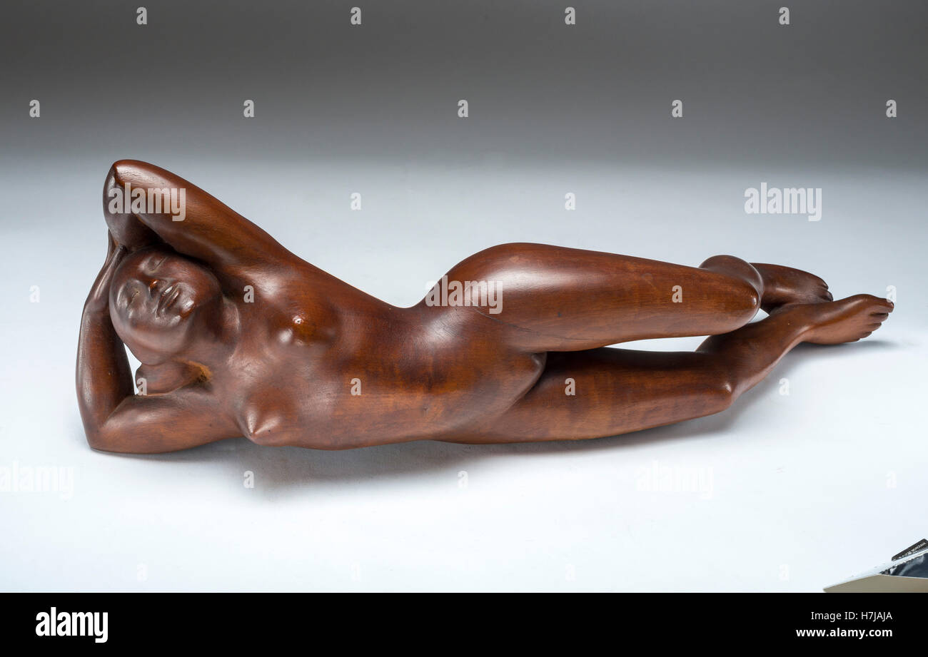 Giovane donna sdraiata, scultura in legno 1967 da scultore francese Jean Henninger Foto Stock