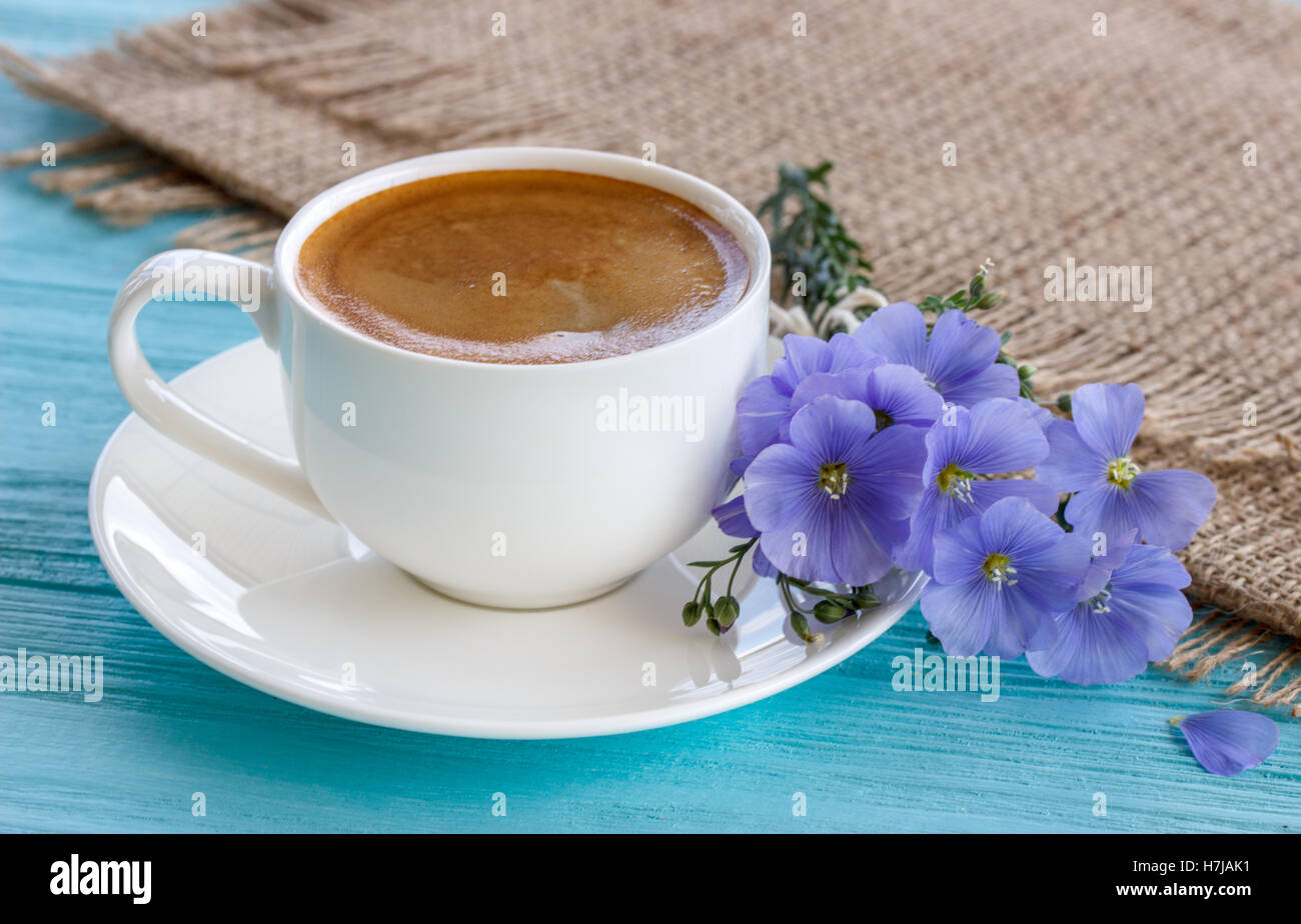 Tazza da caffè con fiori blu e note di buona mattina blu sul tavolo rustico da sopra, prima colazione Foto Stock