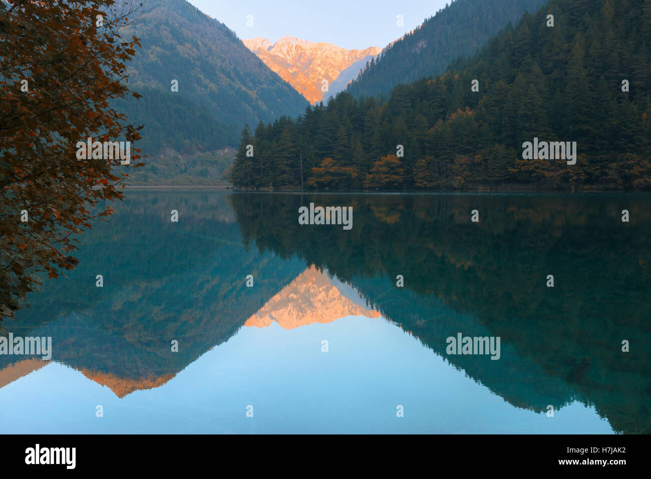 Mirror Lake, Jiuzhaigou Parco Nazionale, nella provincia di Sichuan, in Cina, Patrimonio Mondiale dell Unesco Foto Stock