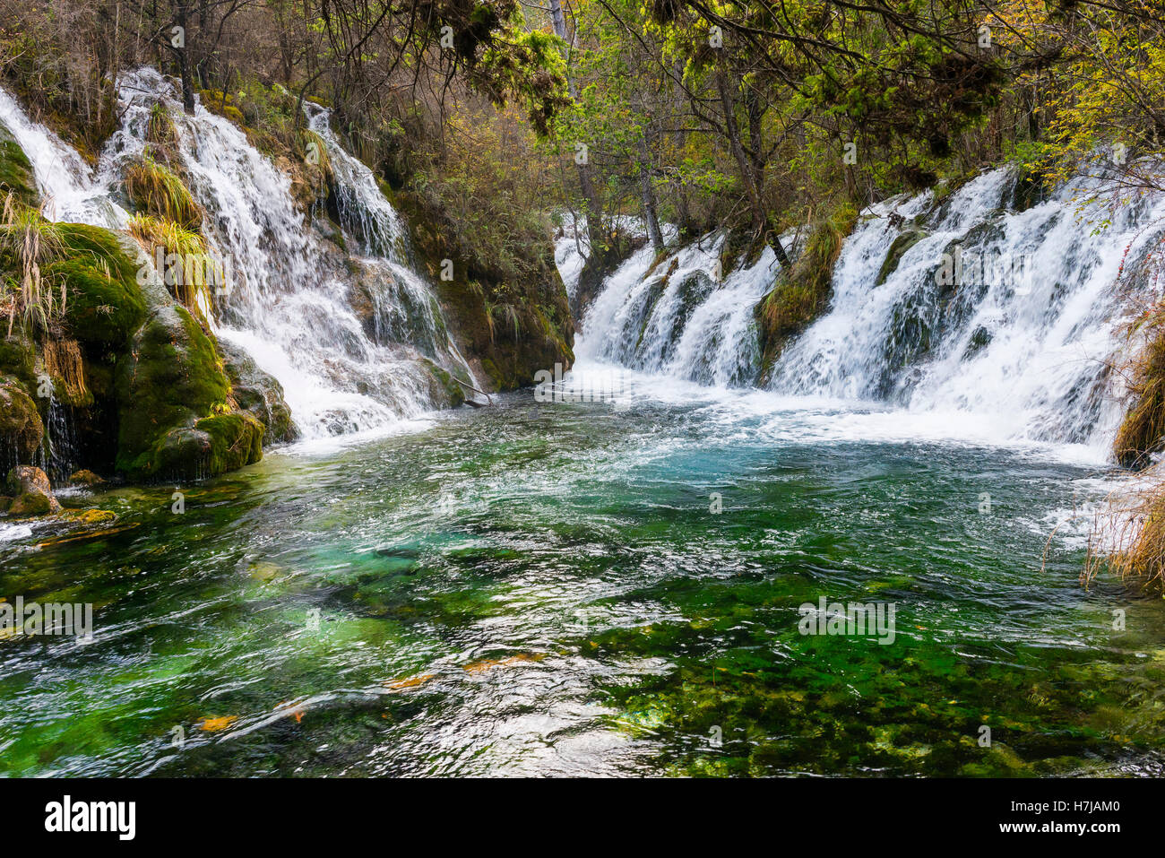 Lago di spumanti, doppia cascata, Jiuzhaigou Parco Nazionale, nella provincia di Sichuan, in Cina, Patrimonio Mondiale dell Unesco Foto Stock