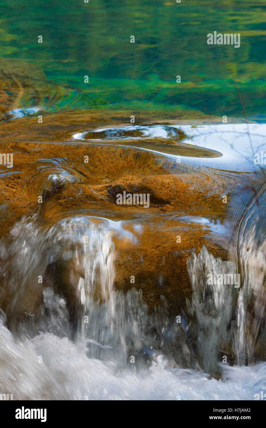 Lago di scintillanti cascate, Jiuzhaigou Parco Nazionale, nella provincia di Sichuan, in Cina, Patrimonio Mondiale dell Unesco Foto Stock