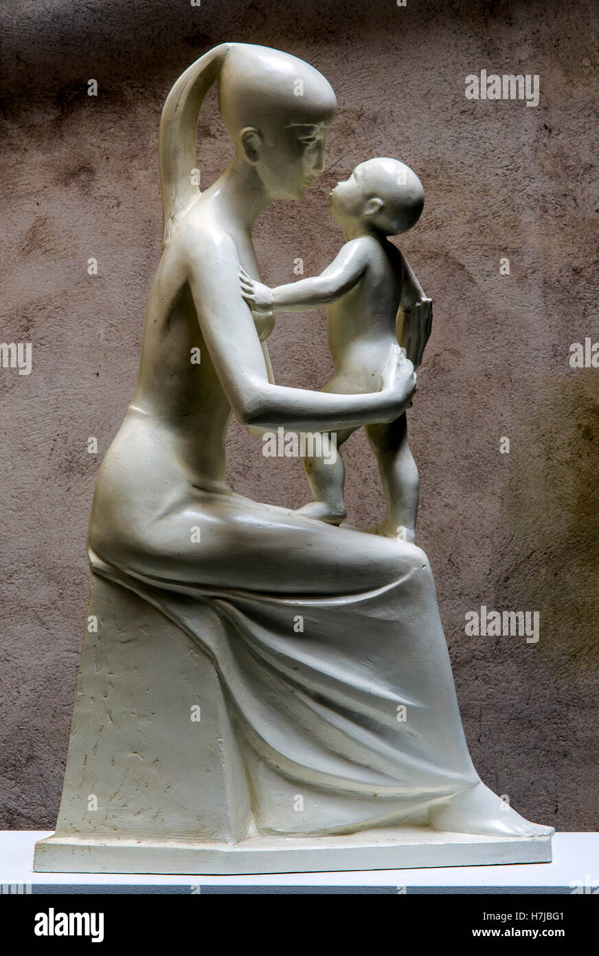 Madre con bambino, scultura in gesso 1955 da scultore francese Jean Henninger Foto Stock