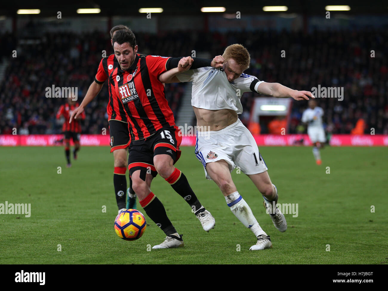 AFC Bournemouth è Adam Smith e Sunderland's Ducan Watmore battaglia per la palla durante il match di Premier League alla vitalità Stadium, Bournemouth. Foto Stock