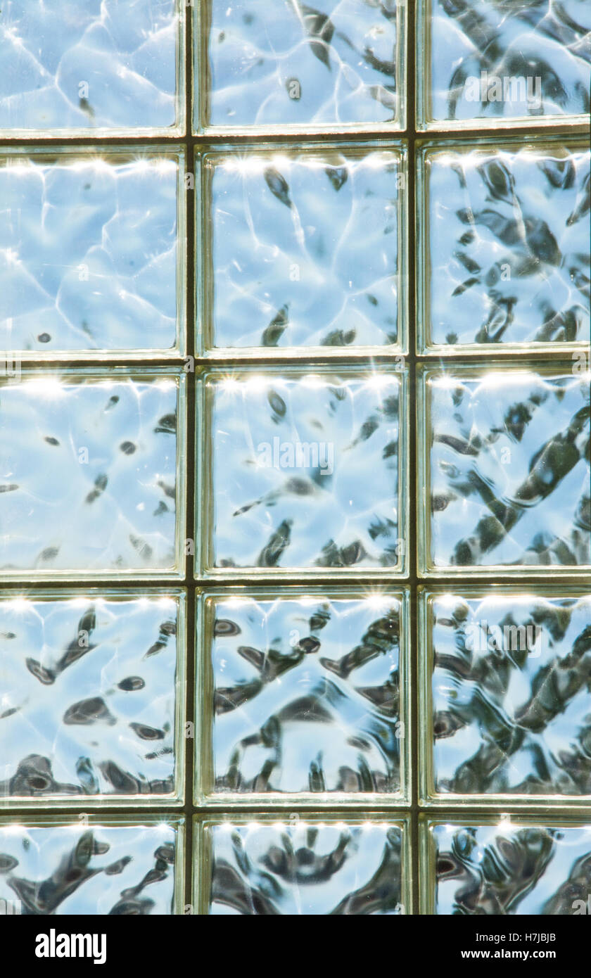 La luce diretta del sole passando attraverso blocchi di vetro Foto Stock