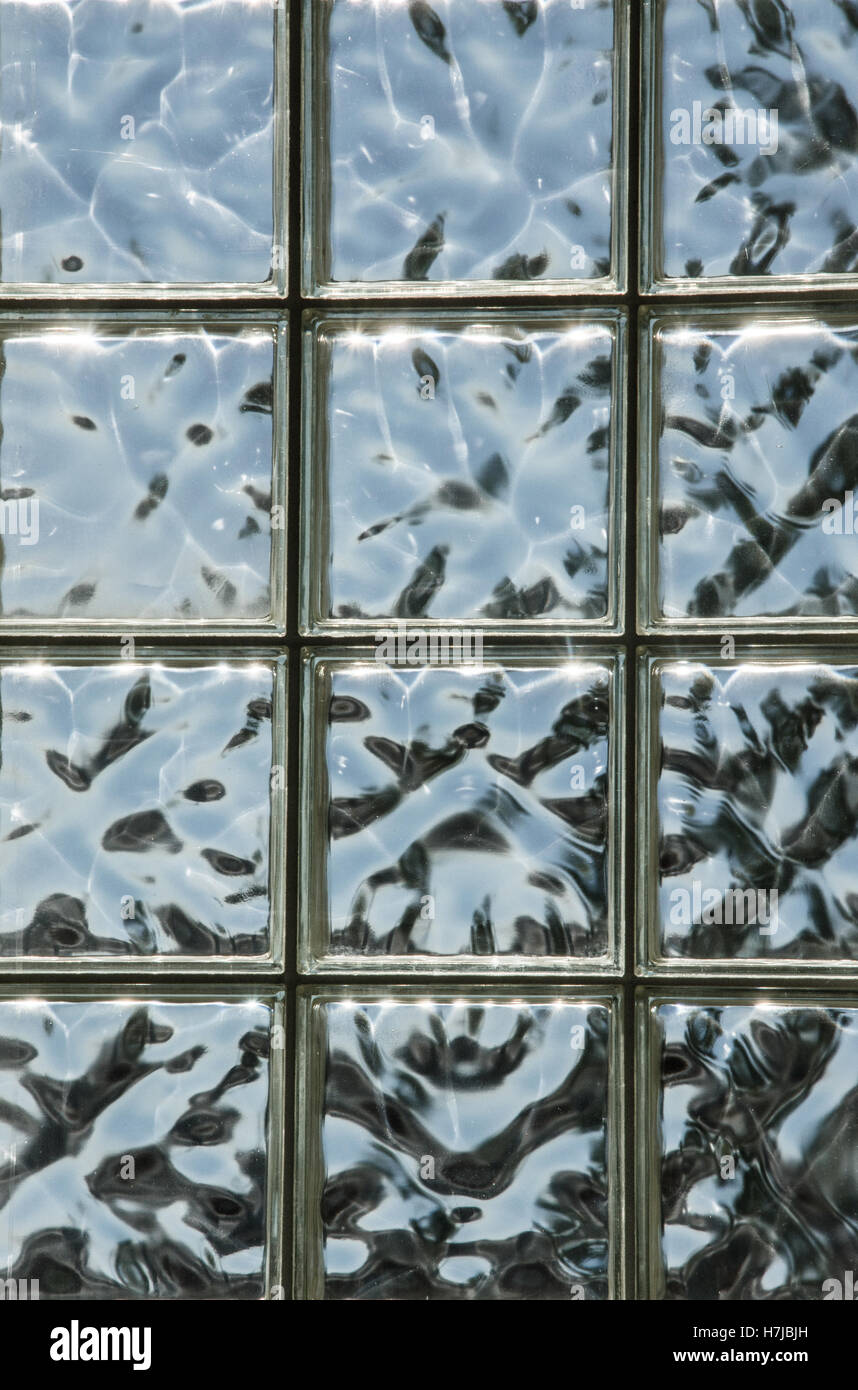 La luce del sole attraverso blocchi di vetro Foto Stock