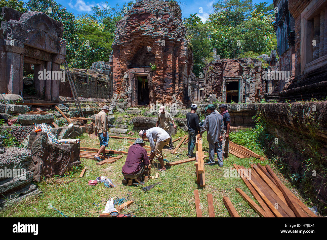 I lavoratori di ripristinare le rovine Khmer di Phnom di propriet intellettuale, Cambogia. Foto Stock