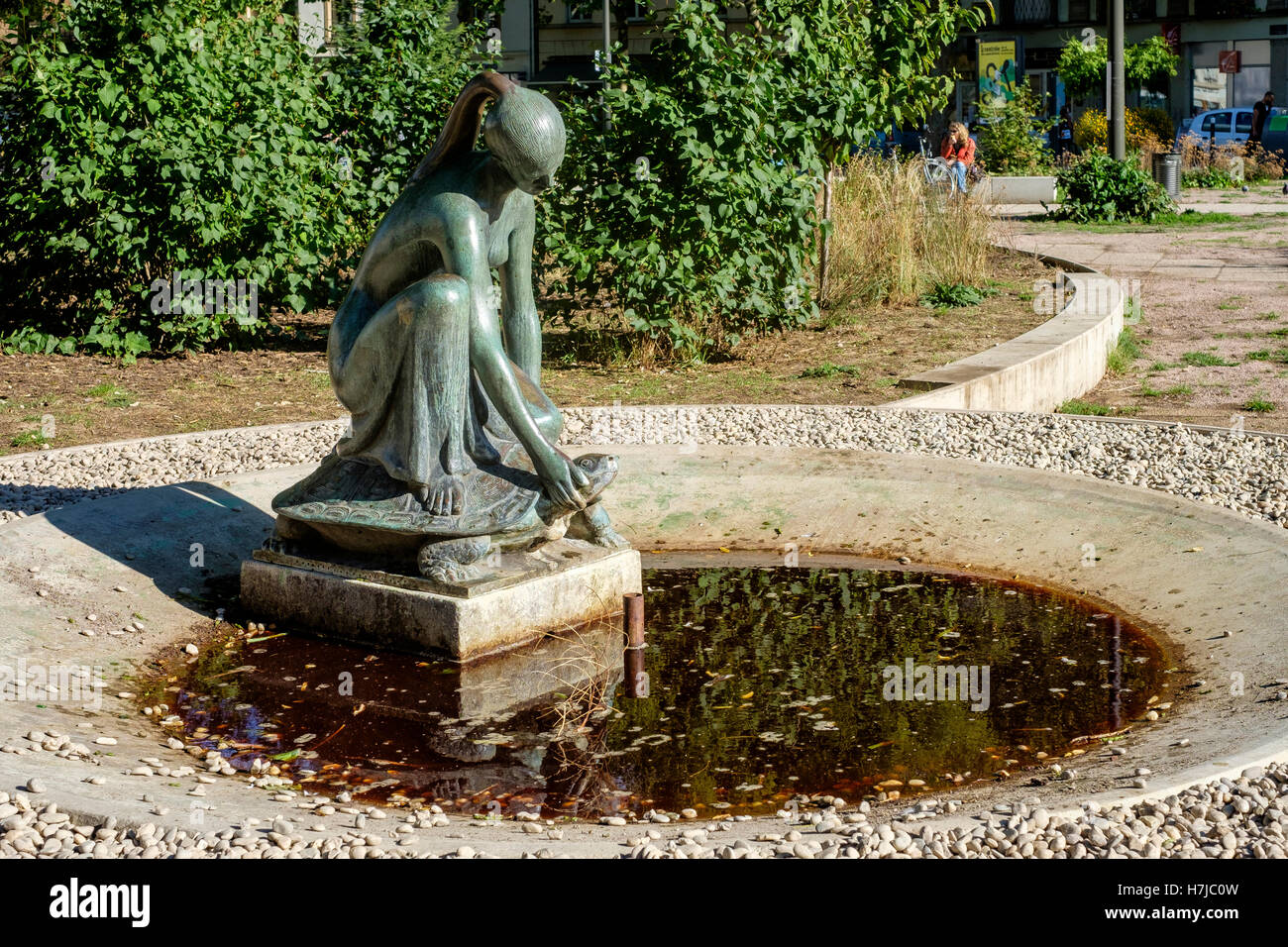 Fontana con fanciulla e la tartaruga scultura in bronzo 1963 da scultore francese Jean Henninger, Strasburgo, Alsazia, Francia Foto Stock