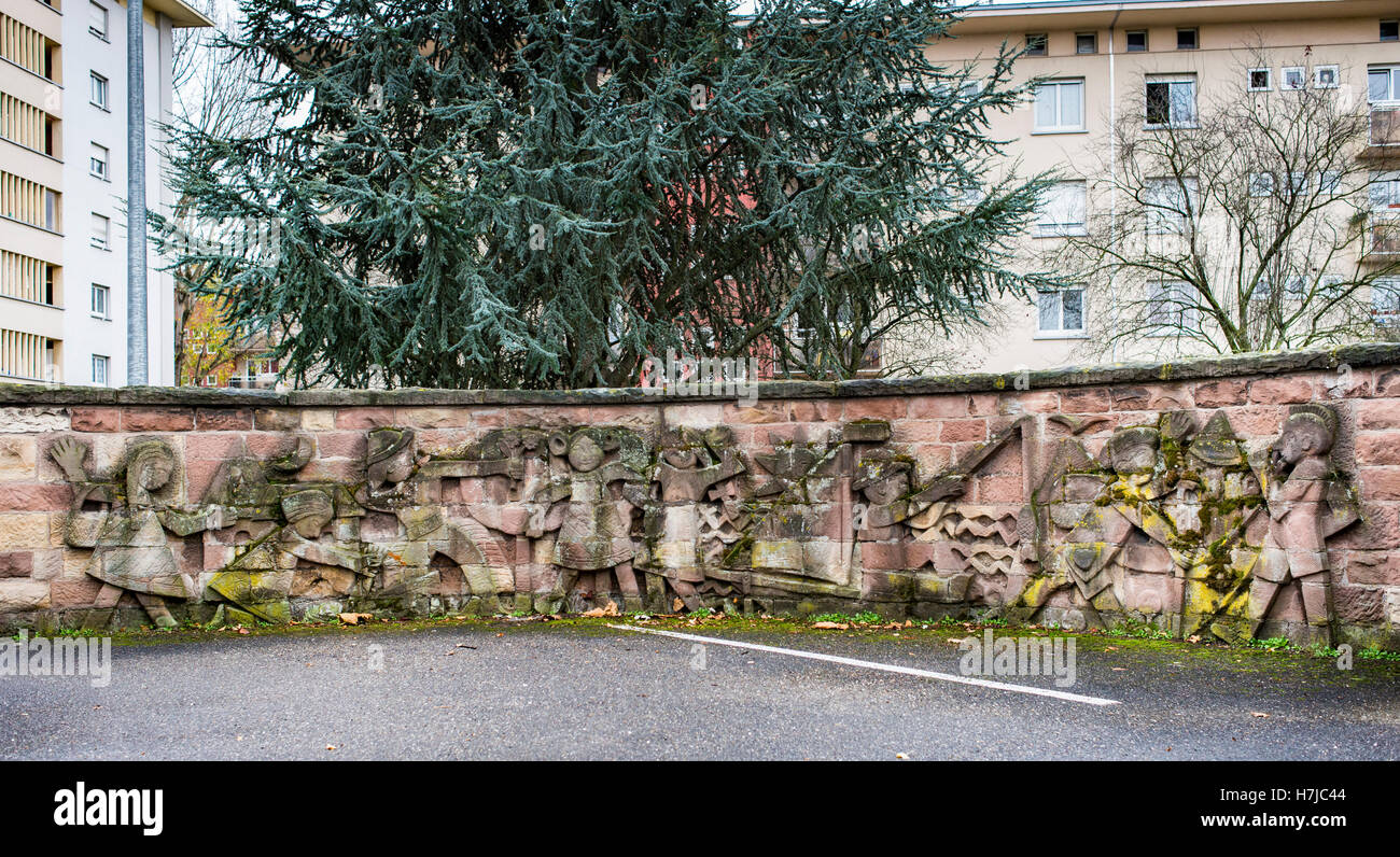 Affresco con bambini, Vosges scultura in pietra arenaria da scultore francese Jean Henninger, parcheggio, Strasburgo, Alsazia, Francia Foto Stock