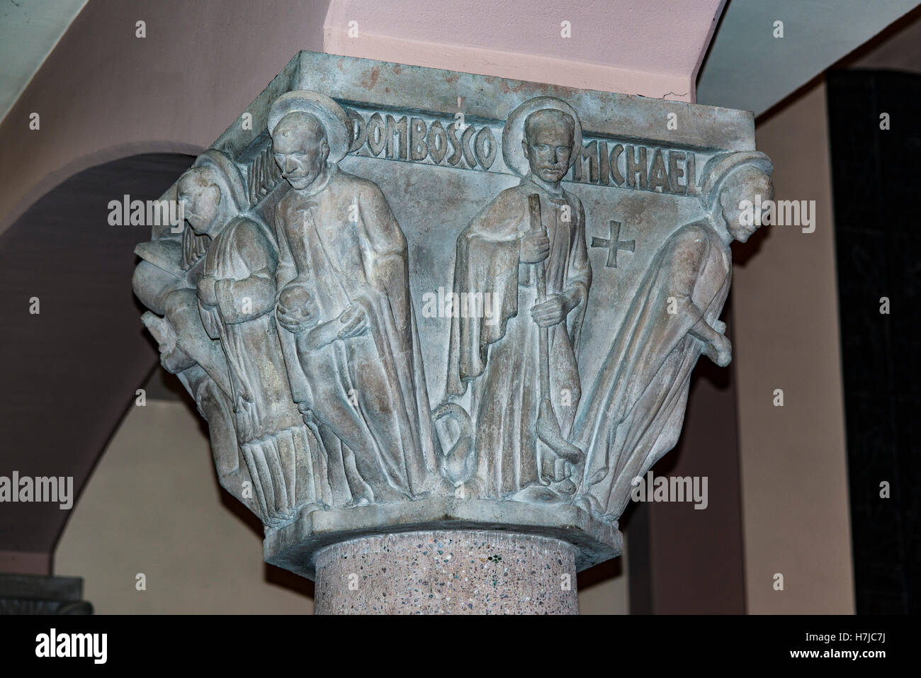 Cemento scolpito capitale di colonna 1956 da scultore francese Jean Henninger, la chiesa di San Nicola, Schirrhein, Alsazia, Francia, Europa Foto Stock