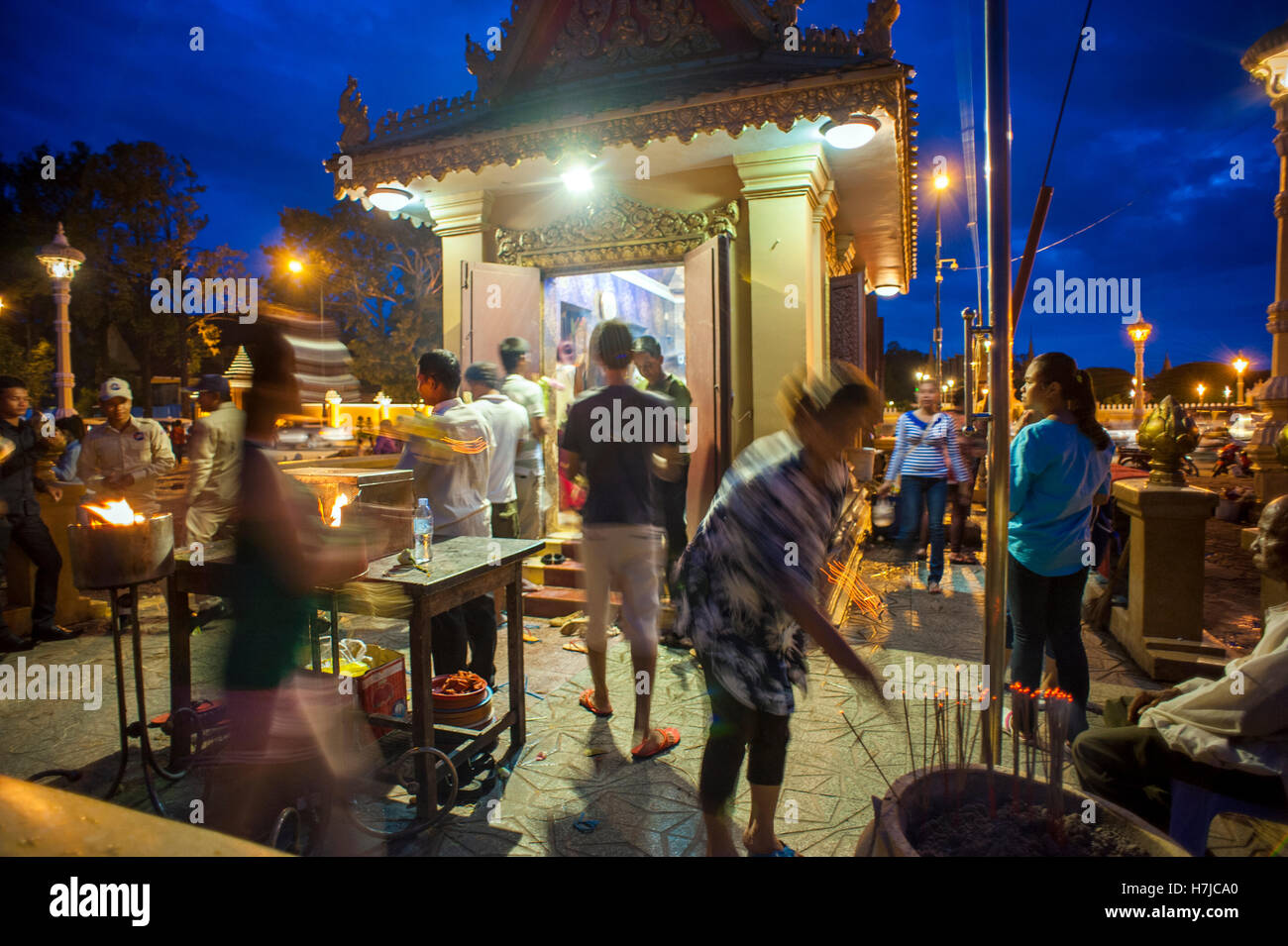 I devoti luce bastoncini di incenso a riverfront santuario in Phnom Penh Cambogia. Foto Stock