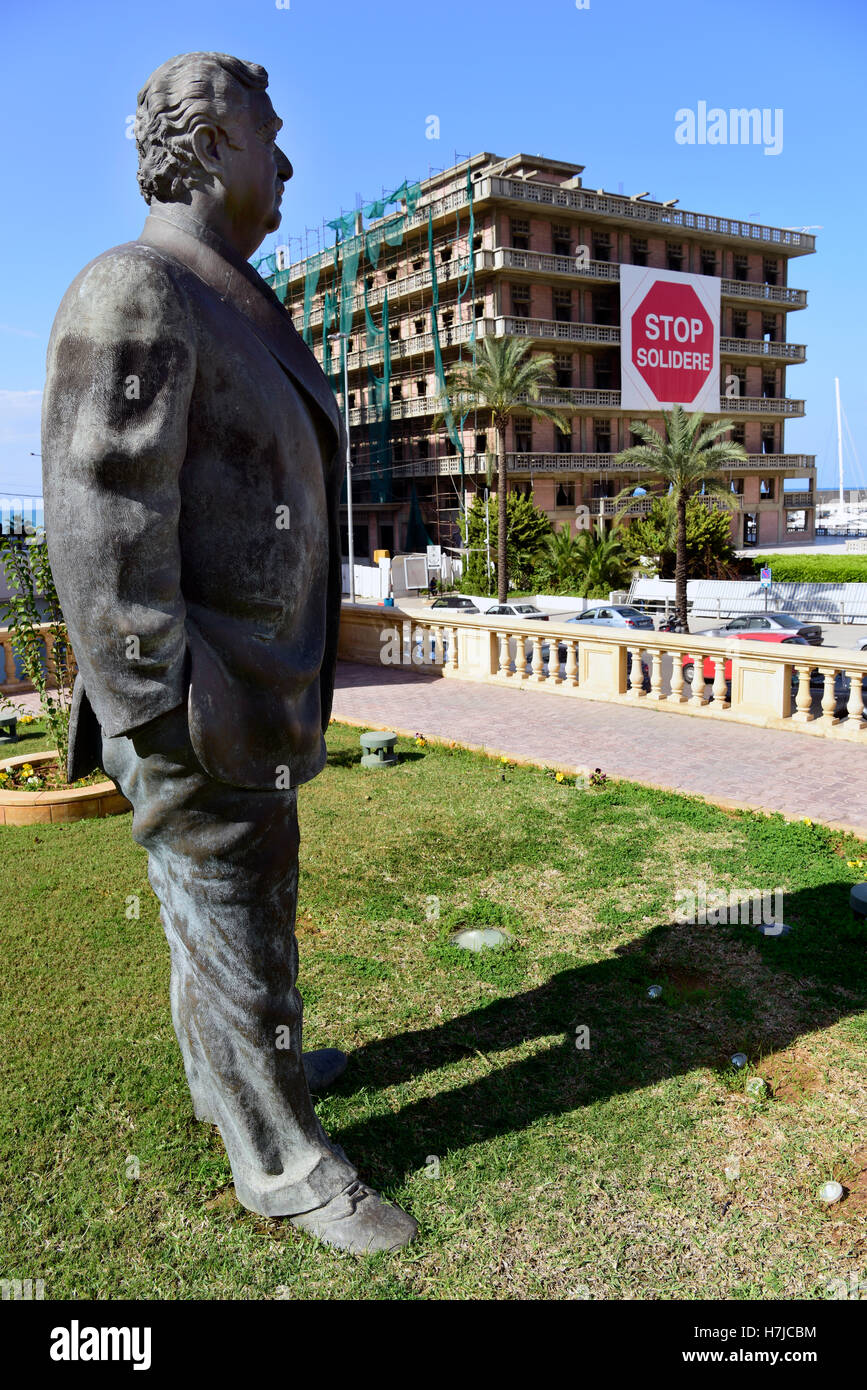 Statua di uccisi ex primo ministro Rafiq Hairi (1944-2005) vicino al Saint-George Hotel, la targhetta che ornano la facciata conti Foto Stock