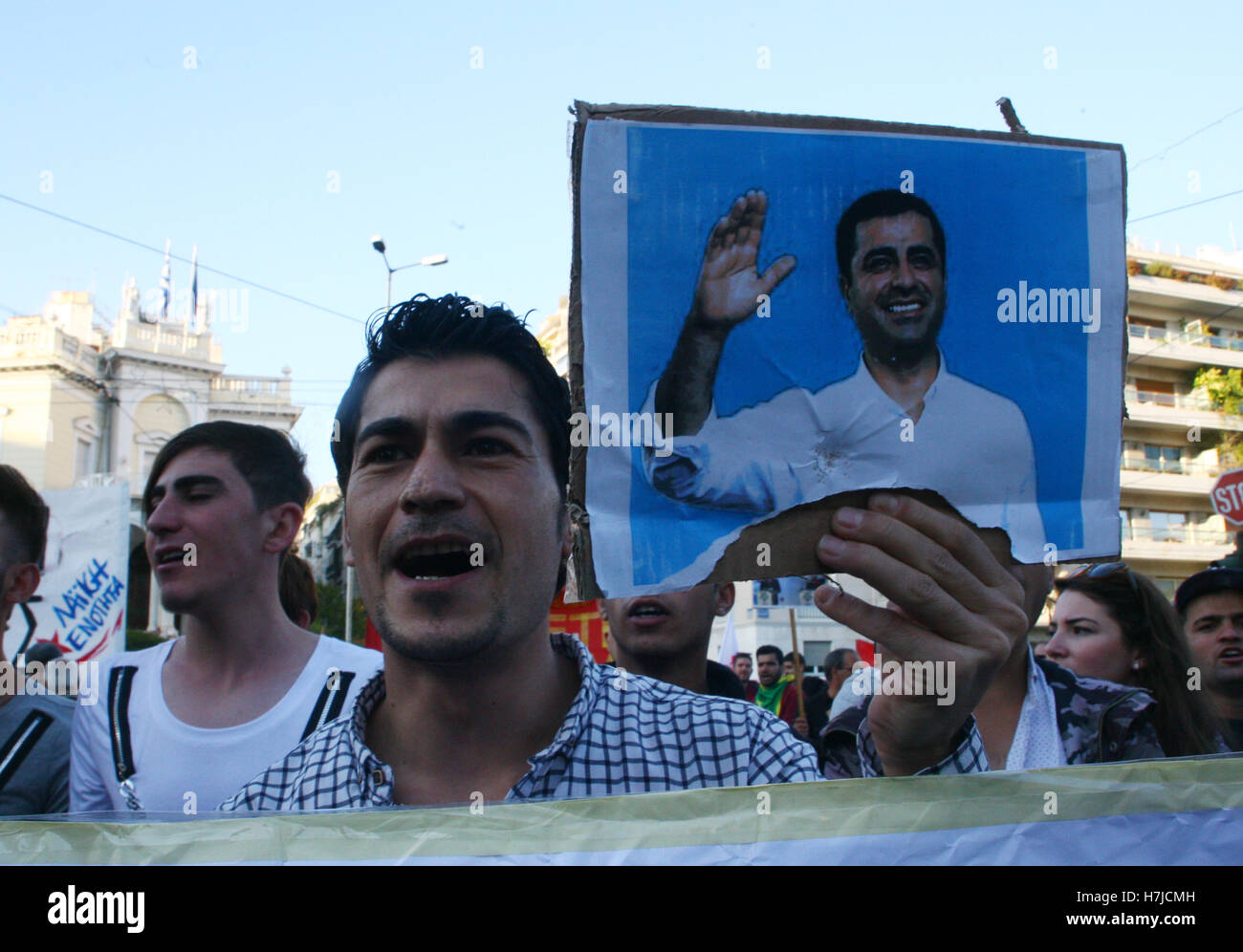 Atene, Grecia. 05 Nov, 2016. Il dimostratore detiene una foto di HDP Leader Selahattin Demirtas. Curdi che vivono in Grecia dimostrare ad Atene contro i governi turchi a perseguire penalmente i responsabili di Pro HDP curdo partito politico Selahattin Demirtas e Figen Yuksedaq. Credito: George Panagakis/Pacific Press/Alamy Live News Foto Stock