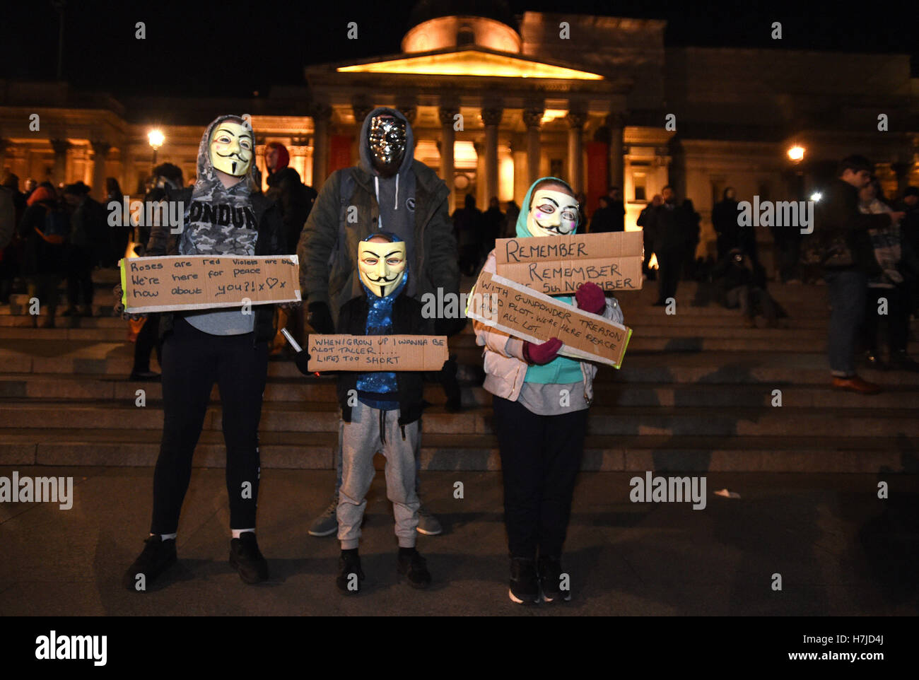 I manifestanti a dimostrare in Trafalgar Square, Londra, durante la maschera di milioni di marzo notte dei falò protesta organizzata dal gruppo attivista anonimo. Foto Stock