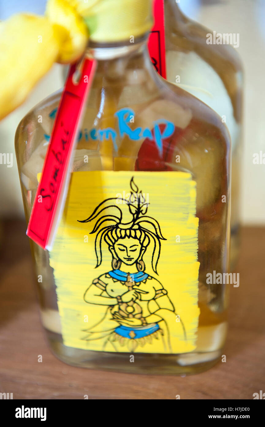 Una bottiglia di vino di riso infuso di Sombai a Siem Reap, Cambogia. Foto Stock