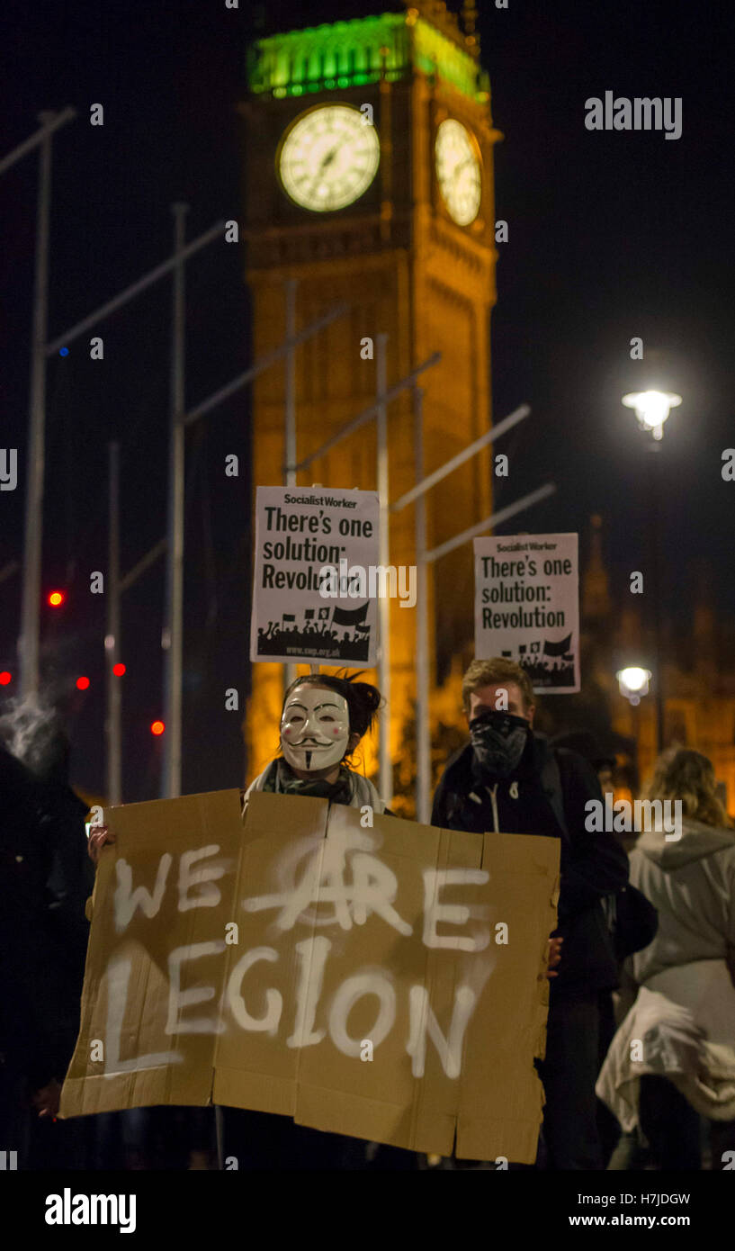 I manifestanti di dimostrare in piazza del Parlamento, Londra, durante la maschera di milioni di marzo notte dei falò protesta organizzata dal gruppo attivista anonimo. Foto Stock