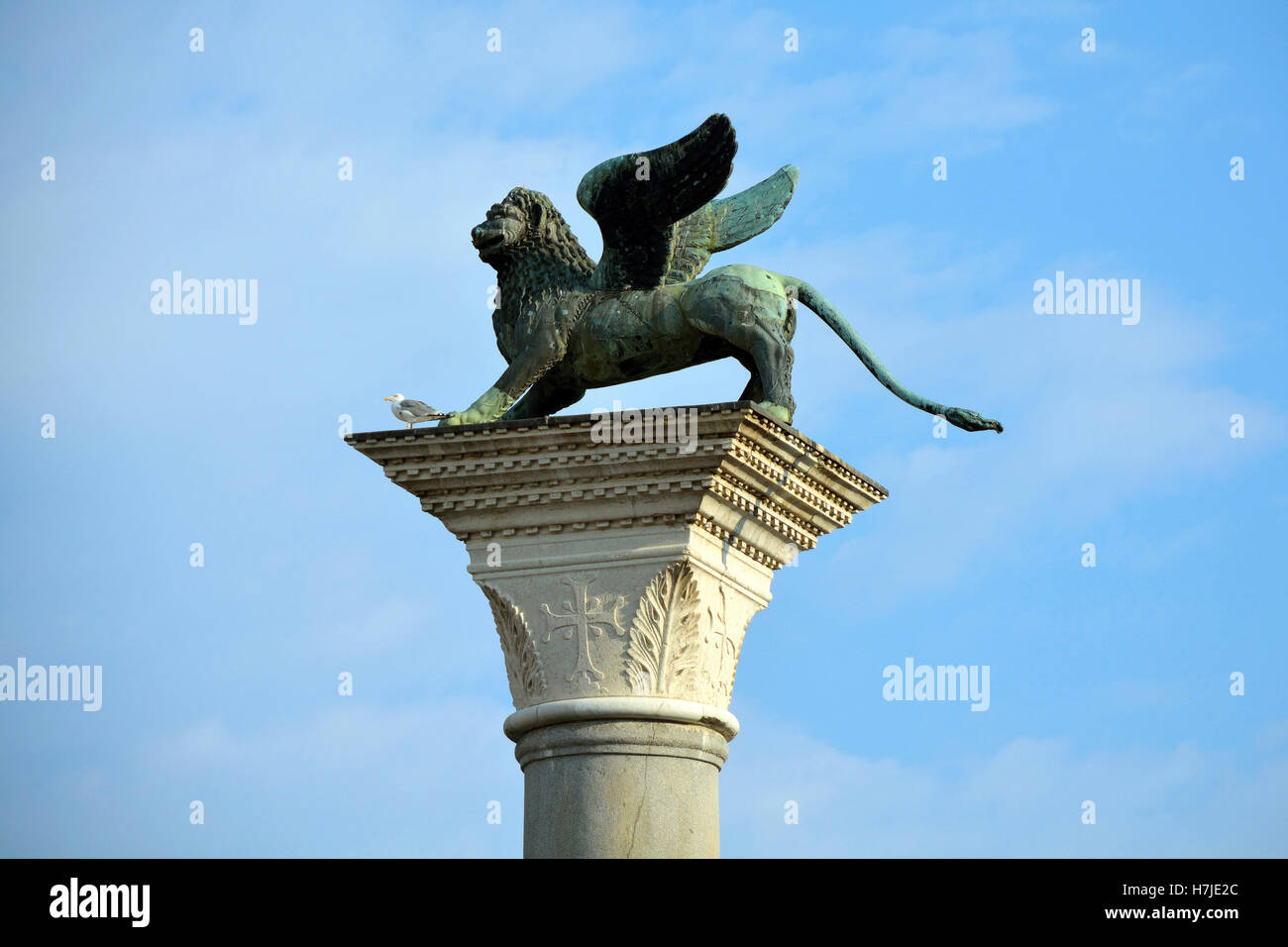 Leone di San Marco su una colonna presso la Piazza San Marco di Venezia in Italia. Foto Stock