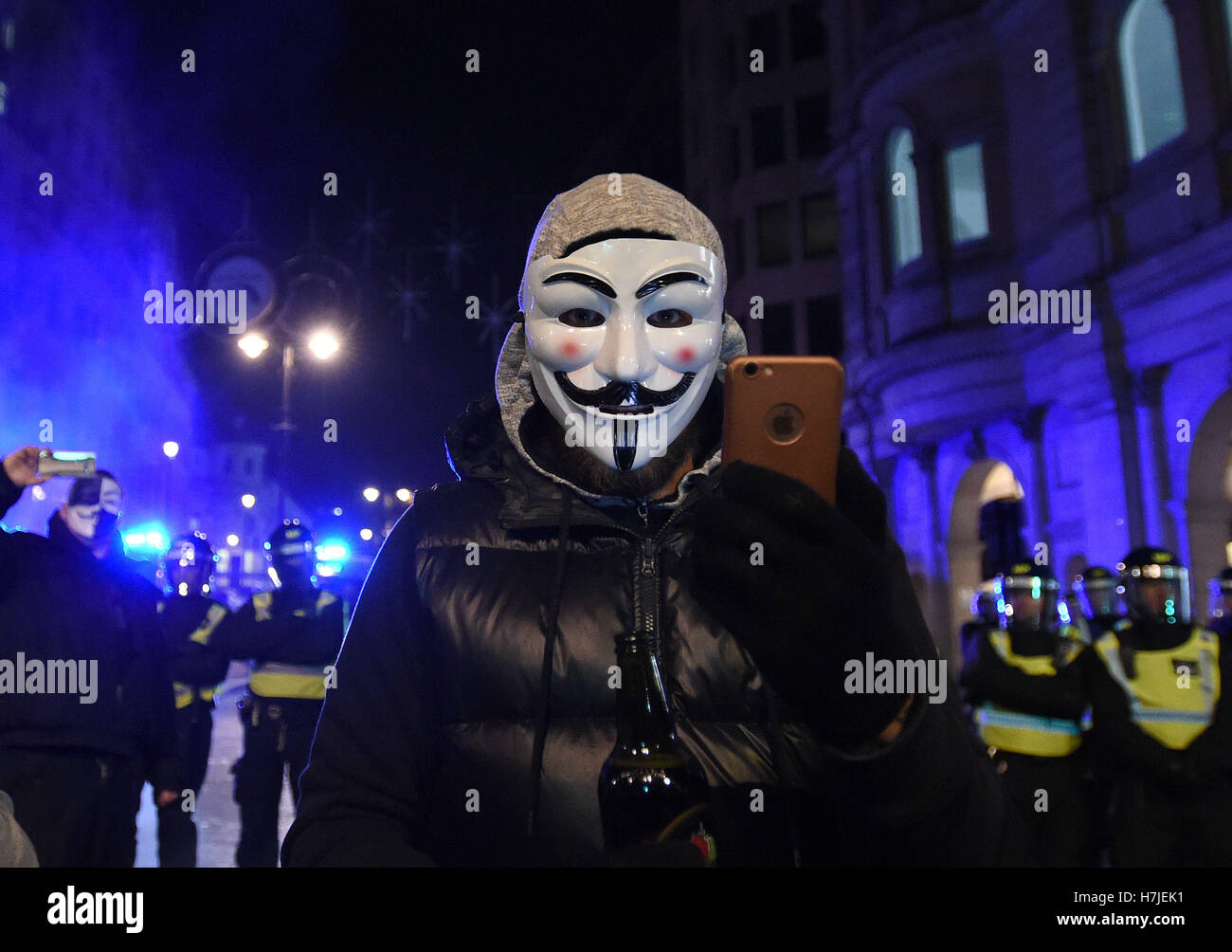 I manifestanti dimostrare sullo Strand, Londra, durante la maschera di milioni di marzo notte dei falò protesta organizzata dal gruppo attivista anonimo. Foto Stock