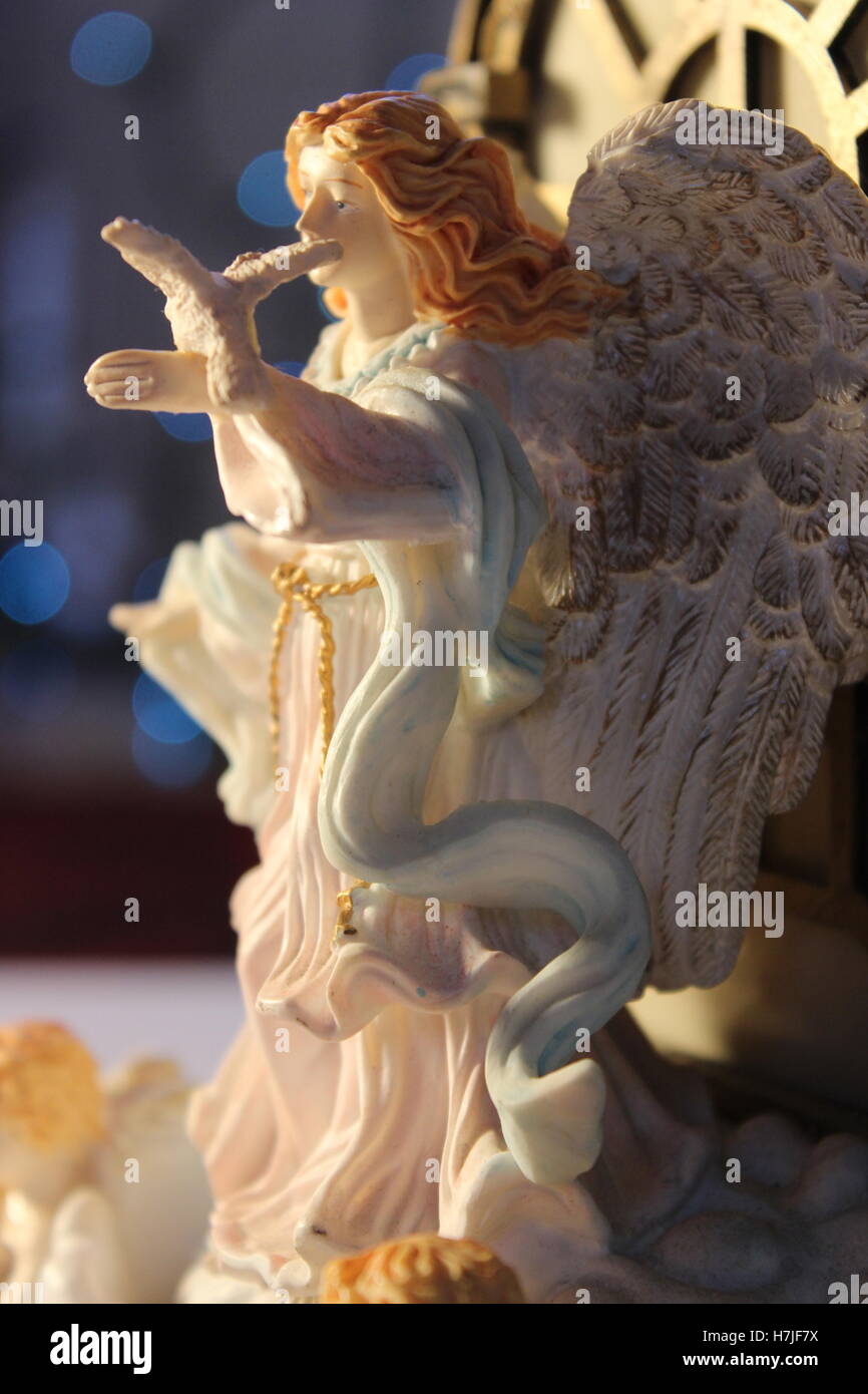 Close up di un angelo figurina circondata da piccoli putti Foto Stock