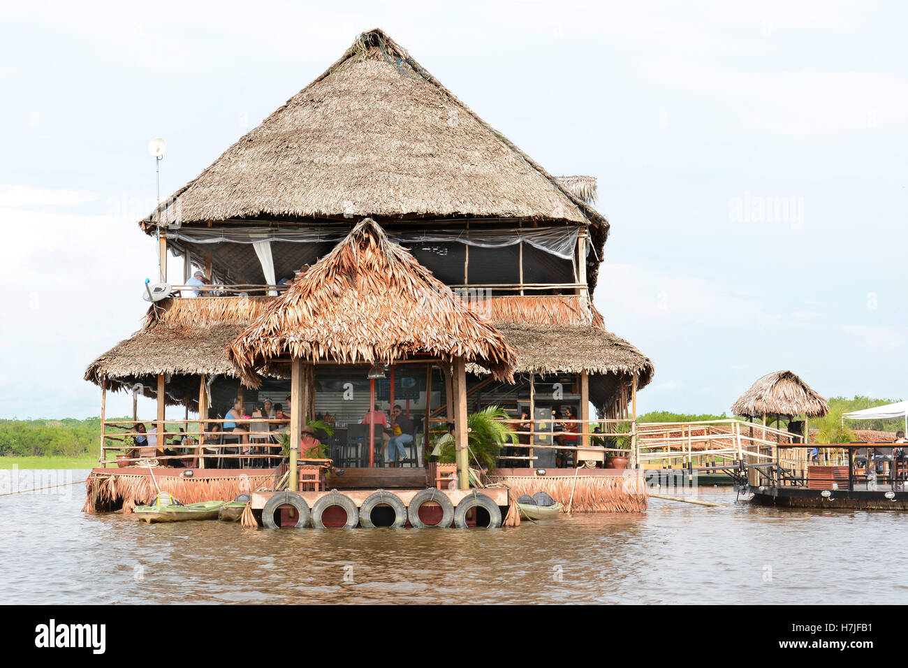 Al Frio y Al Fuego ristorante galleggiante. La zattera in balsa ristorante sul fiume Itaya offre un servizio raffinato e peruviano eccellente Foto Stock