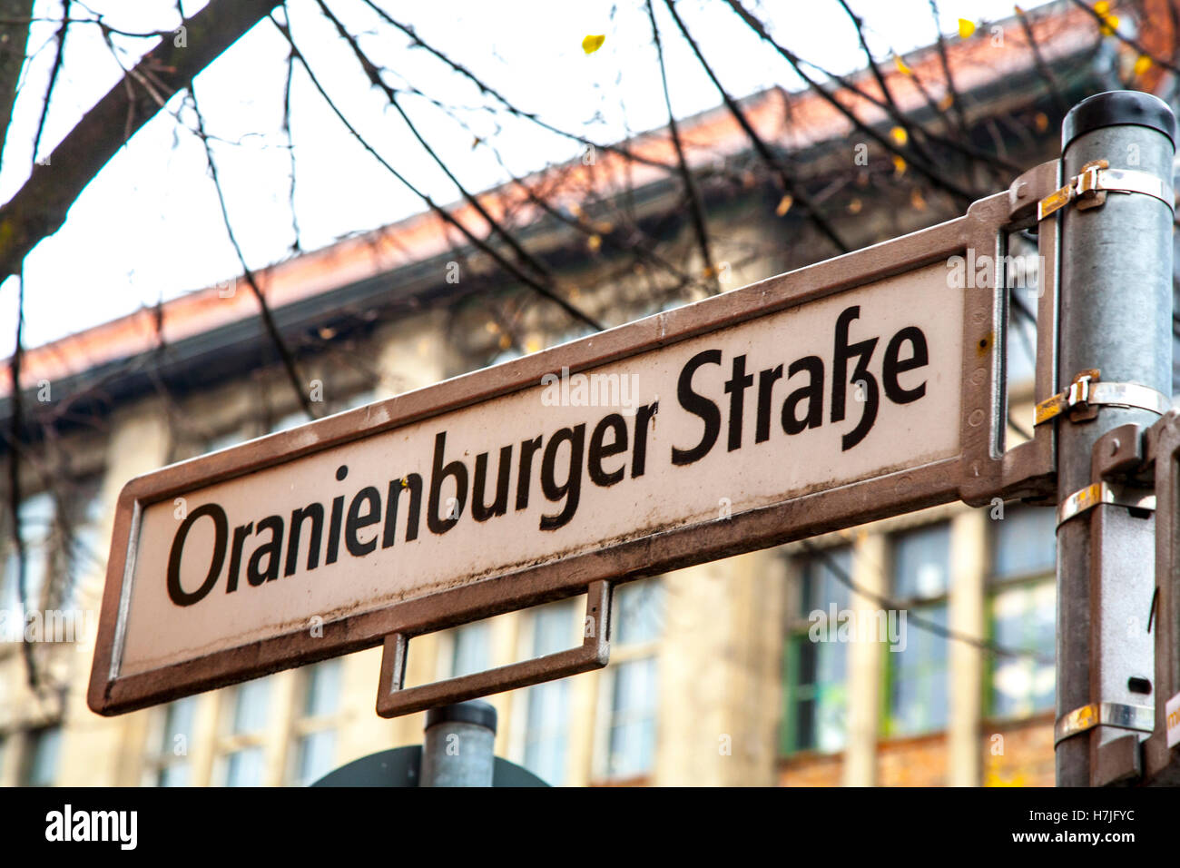 Oranienburger Straße strada segno a Berlino Foto Stock