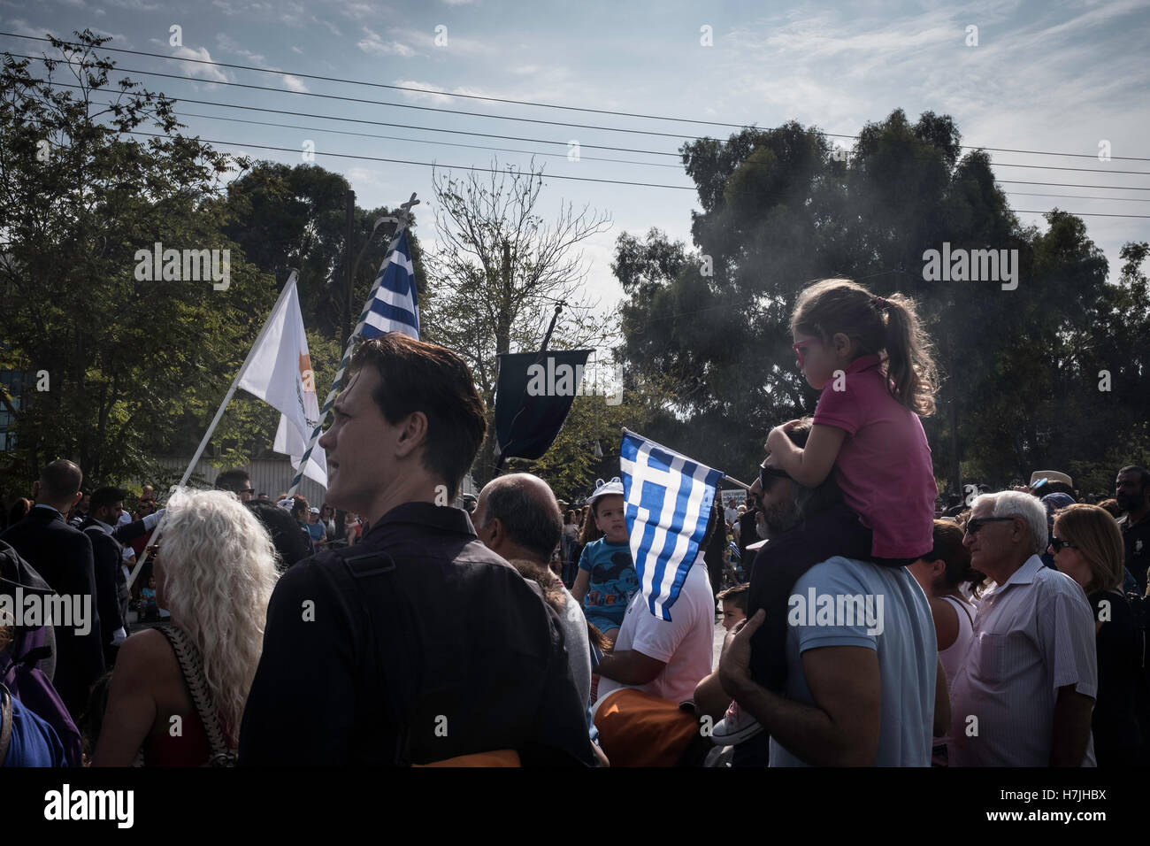 Nicosia, Cipro. 28 ott 2016. Un Oxi giorno paesaggi durante la sfilata cerimonia di premiazione che si terrà a Nicosia. Oxi giorno viene celebrato in tutta la Grecia, Cipro e la comunità greche in tutto il mondo il 28 ottobre di ogni anno. Oxi giorno commemora il rigetto dal primo ministro greco Ioannis Metaxas dell'ultimatum fatta dal dittatore italiano Benito Mussolini il 28 ottobre 1940. Oxi significato come No. © Sahan Nuhoglu/Pacific Press/Alamy Live News Foto Stock