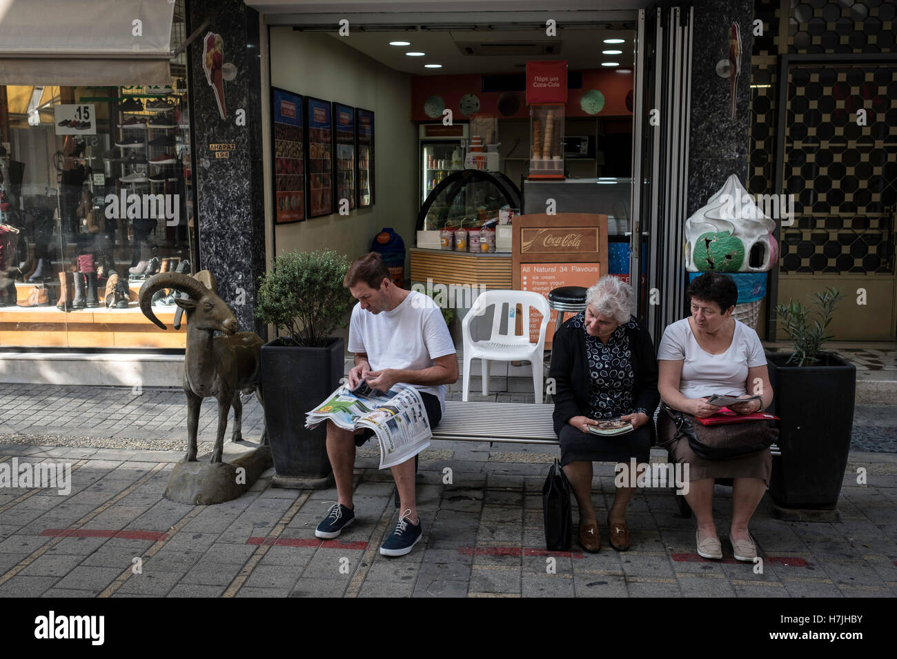 Nicosia, Cipro. 28 ott 2016. Un pomeriggio a Ledra Street. Che è una grande arteria dello shopping nel centro di Nicosia, Cipro, che collega la parte nord di Nicosia, la parte della città sotto il controllo dei de facto di Cipro del Nord e del sud di Nicosia. © Sahan Nuhoglu/Pacific Press/Alamy Live News Foto Stock