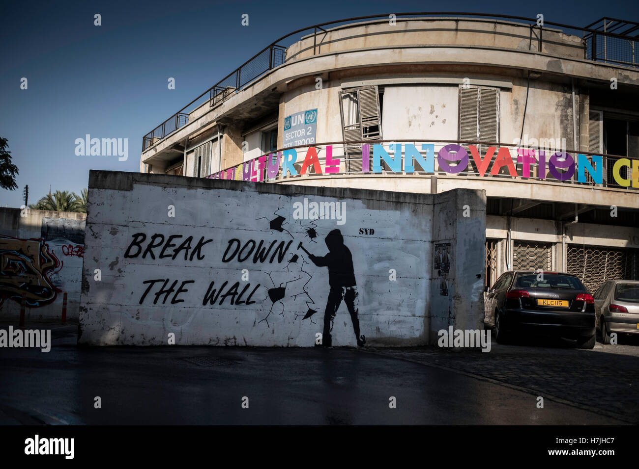 Nicosia, Cipro. 28 ott 2016. Un graffiti realizzati su una vecchia strada blocker parete vicino alla zona di buffer. © Sahan Nuhoglu/Pacific Press/Alamy Live News Foto Stock