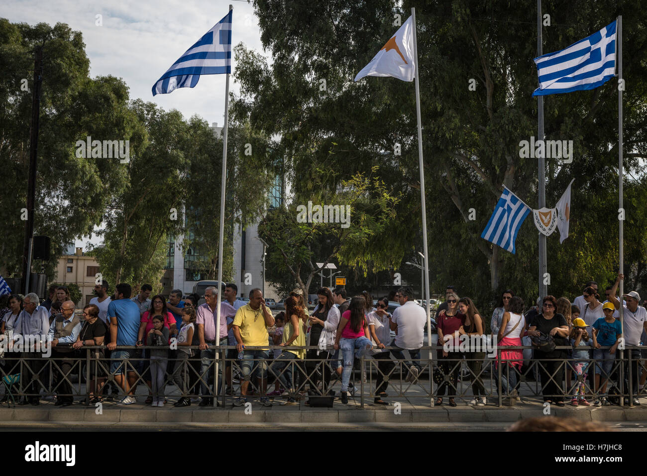 Nicosia, Cipro. 28 ott 2016. Un Oxi giorno paesaggi durante la sfilata cerimonia di premiazione che si terrà a Nicosia. Oxi giorno viene celebrato in tutta la Grecia, Cipro e la comunità greche in tutto il mondo il 28 ottobre di ogni anno. Oxi giorno commemora il rigetto dal primo ministro greco Ioannis Metaxas dell'ultimatum fatta dal dittatore italiano Benito Mussolini il 28 ottobre 1940. Oxi significato come No. © Sahan Nuhoglu/Pacific Press/Alamy Live News Foto Stock