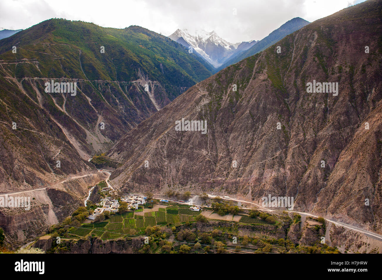 Vigneti e villaggi si aggrappano a ripidi pendii del Fiume Mekong valley, qui noto anche come il Mekong Grand Canyon, nel nord di Yunnan. Cina. Foto Stock
