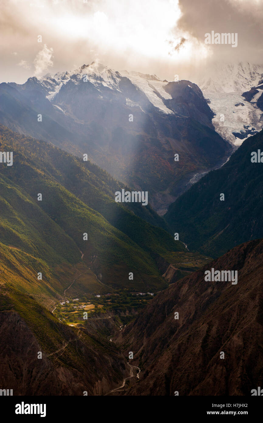 Il fiume Mekong Valley e vigneti di fronte al Meili mountain range in Deqin, nord Yunnan in Cina. Foto Stock