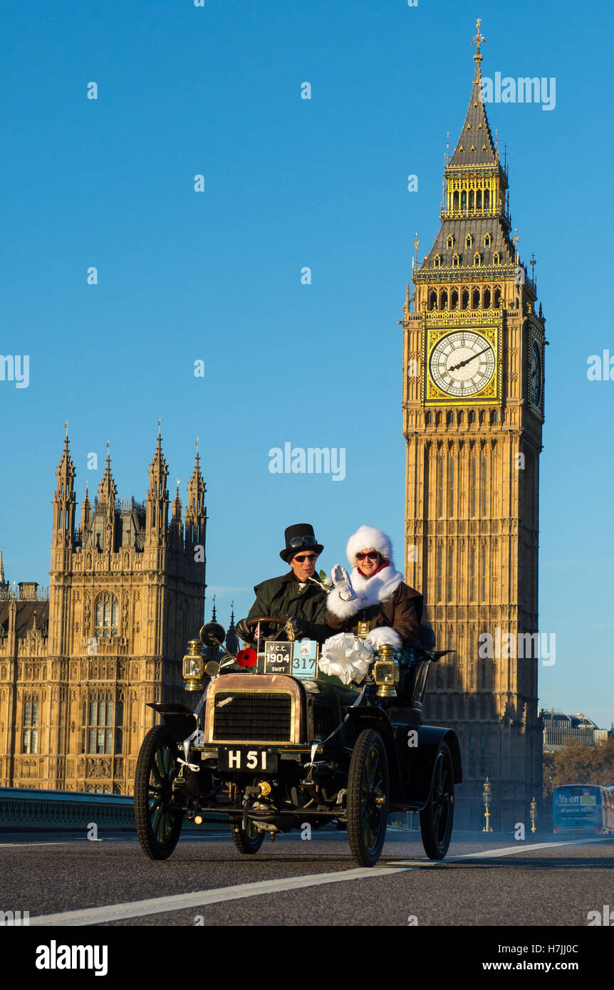 Solo uso editoriale partecipanti al Bonhams Londra a Brighton Veteran Car Run pass Big Ben come essi drive sul Westminster Bridge di Londra. Foto Stock