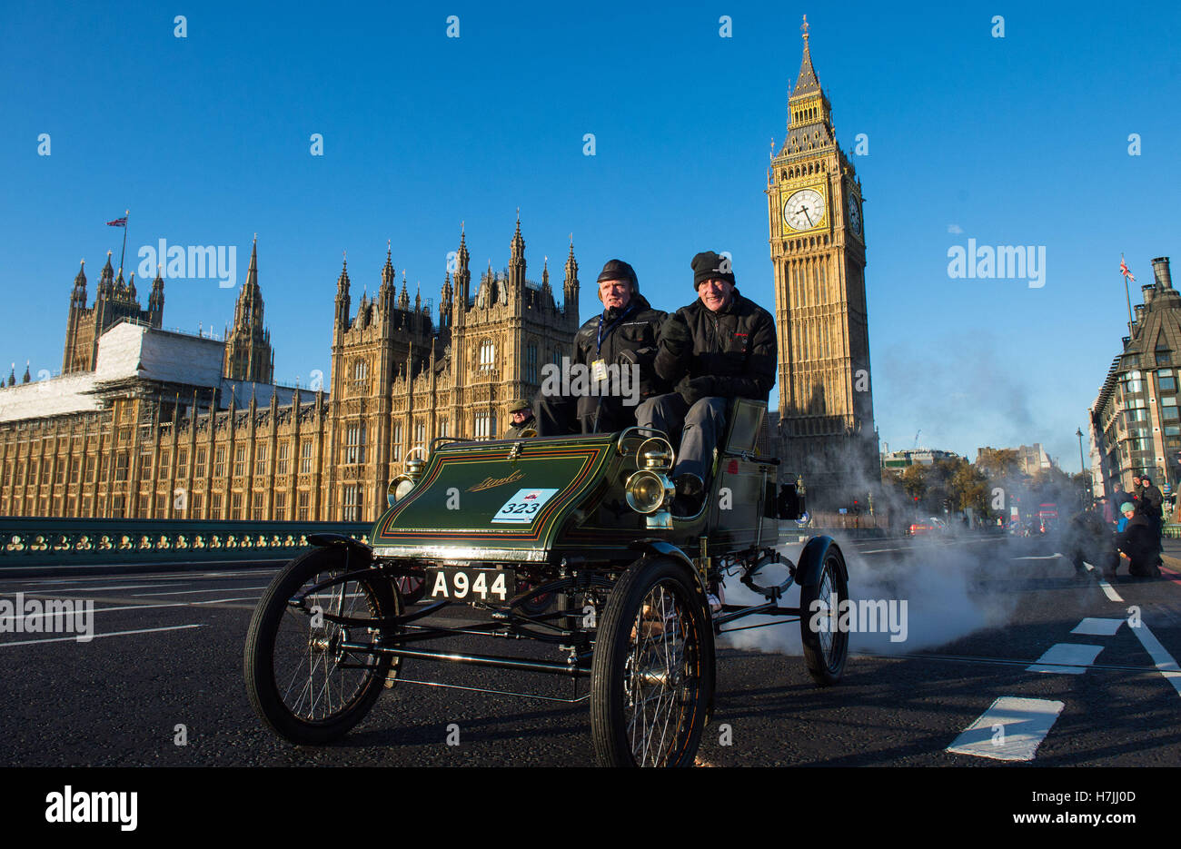 Solo uso editoriale partecipanti al Bonhams Londra a Brighton Veteran Car Run pass Big Ben come essi drive sul Westminster Bridge di Londra. Foto Stock