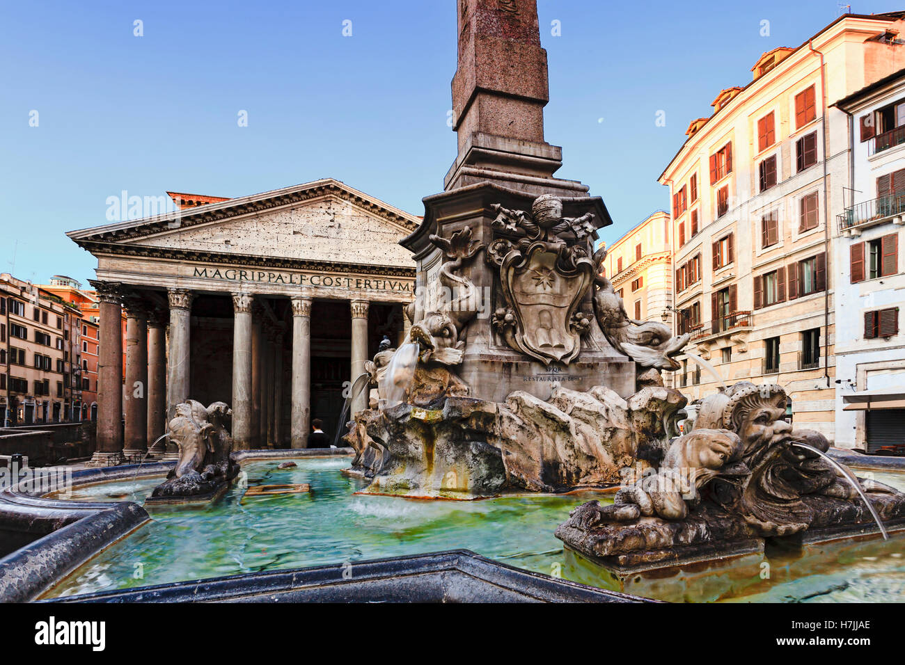 Pantheon di divinità in Roma, Italia, dalla piazza fontana intorno a colonna obelisco di prima mattina intorno a una piazza circondata Foto Stock